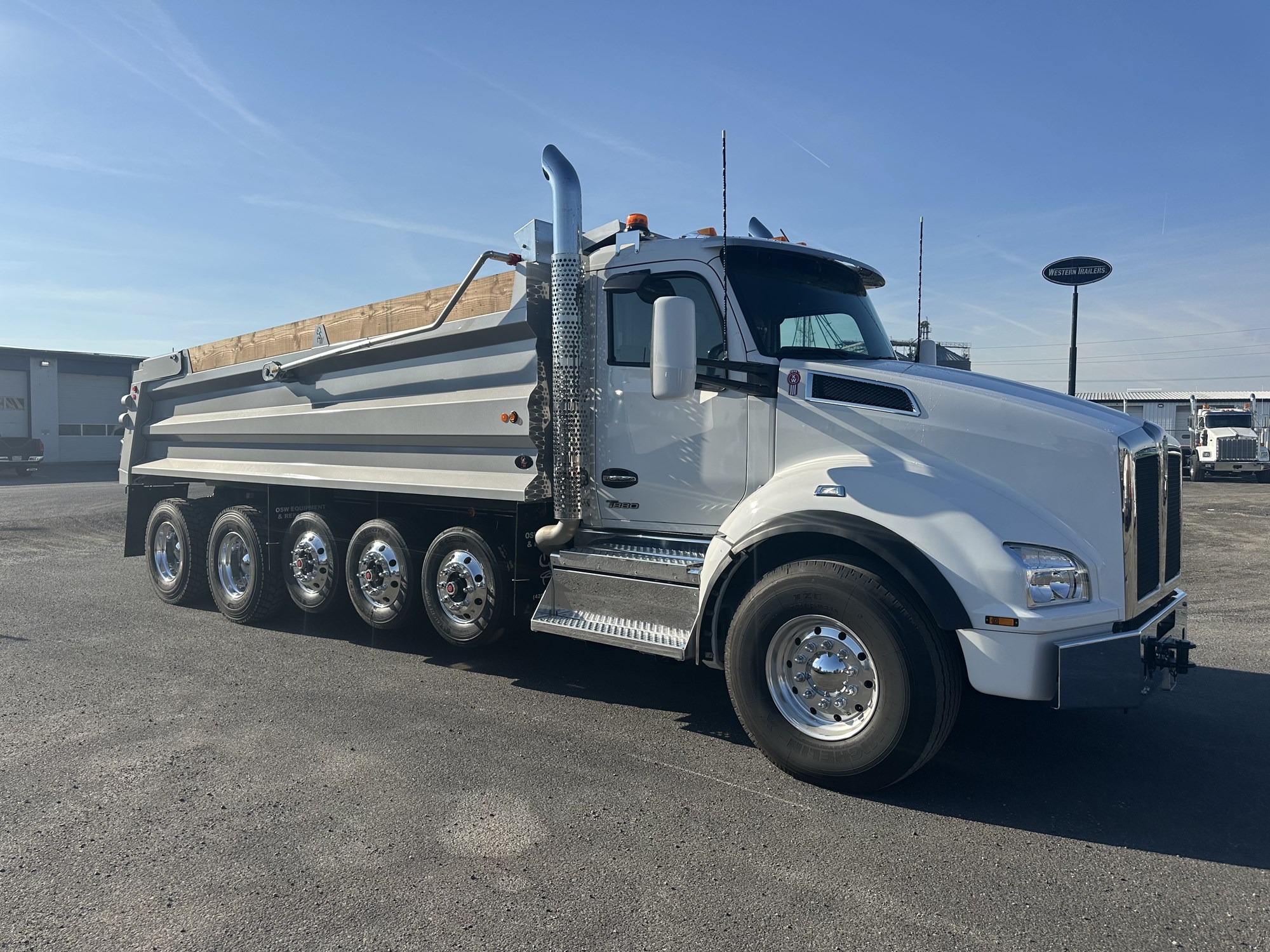 2025 Kenworth T880 - image 2 of 6