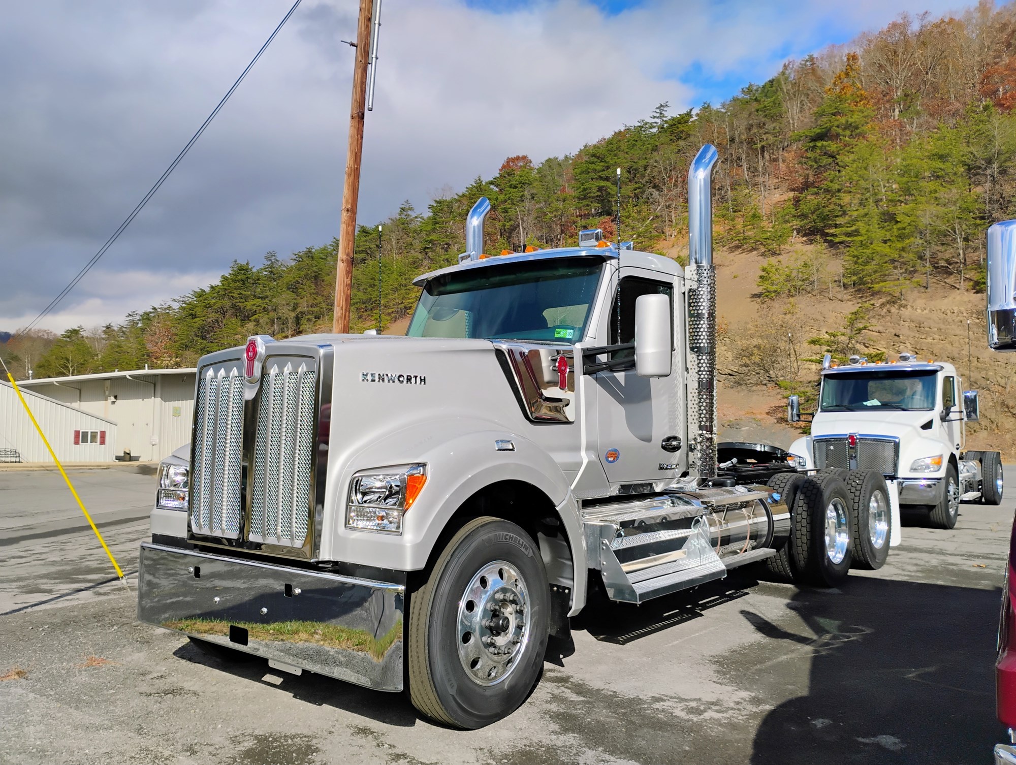 2025 Kenworth W990 - image 1 of 6