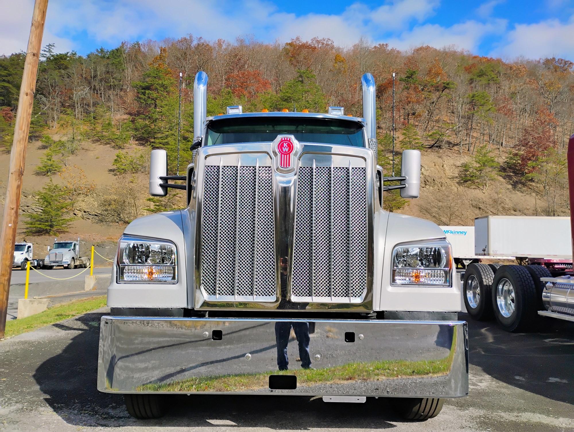 2025 Kenworth W990 - image 2 of 6