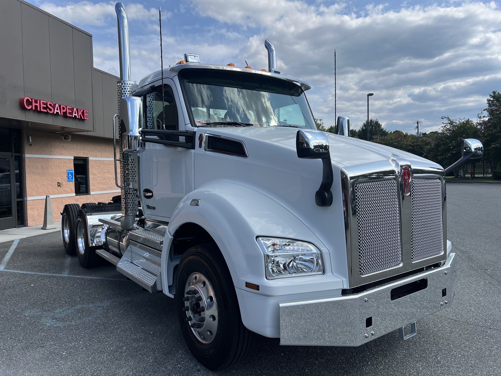 2025 Kenworth T880 - image 3 of 6