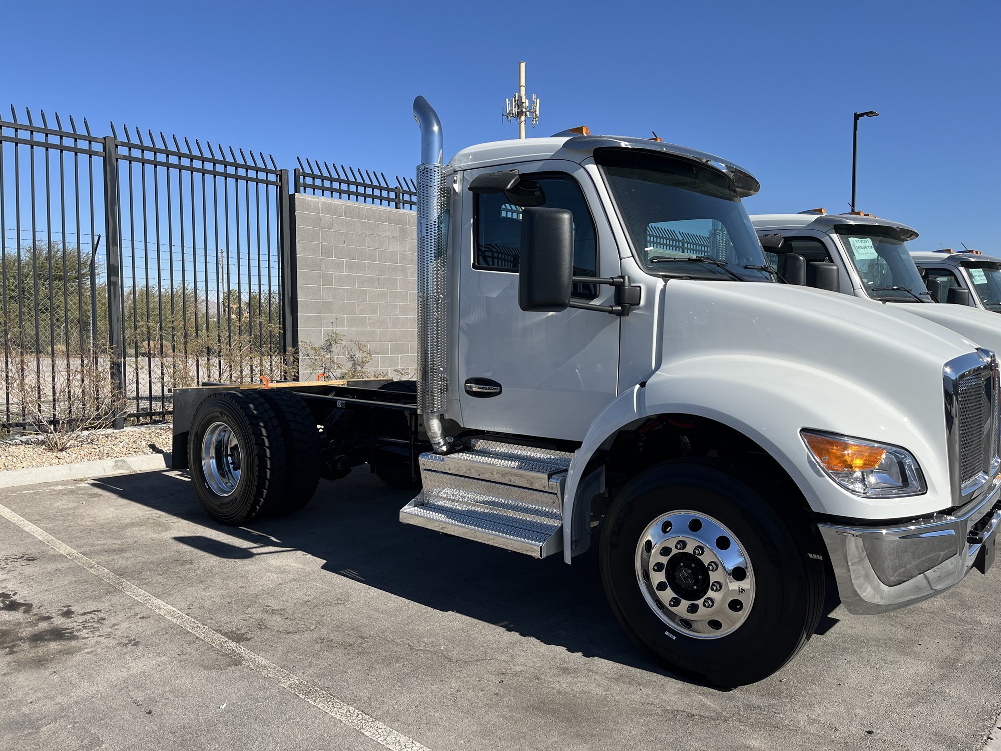 2025 Kenworth T280 - image 2 of 2