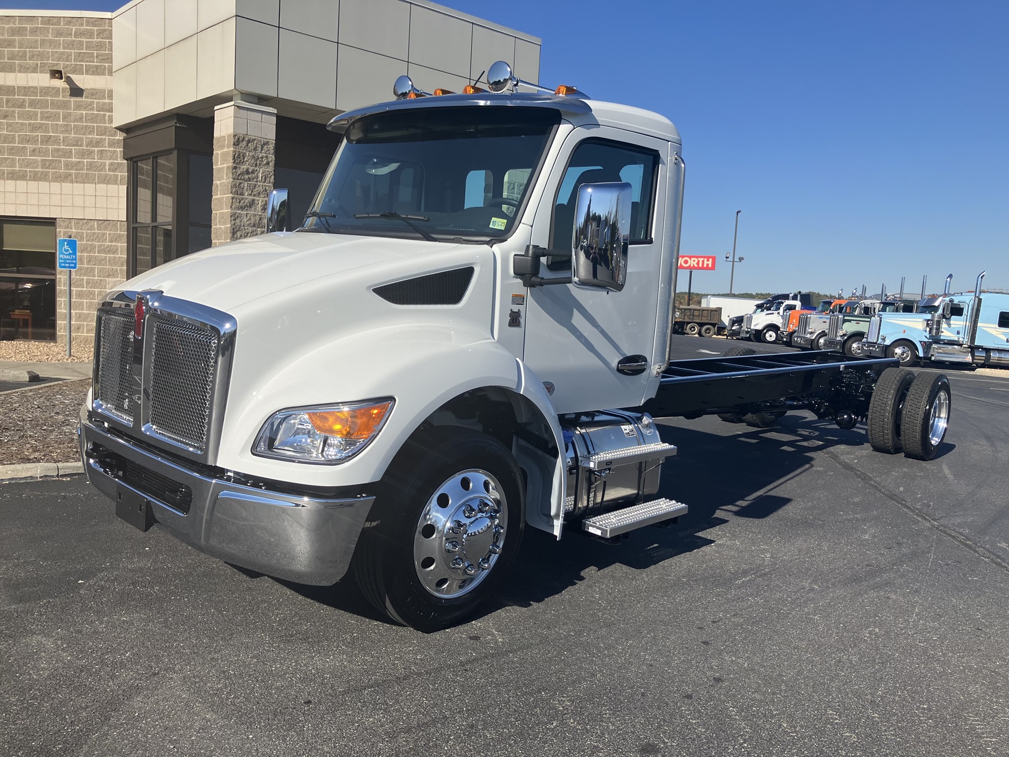 2025 Kenworth T280 - image 1 of 6