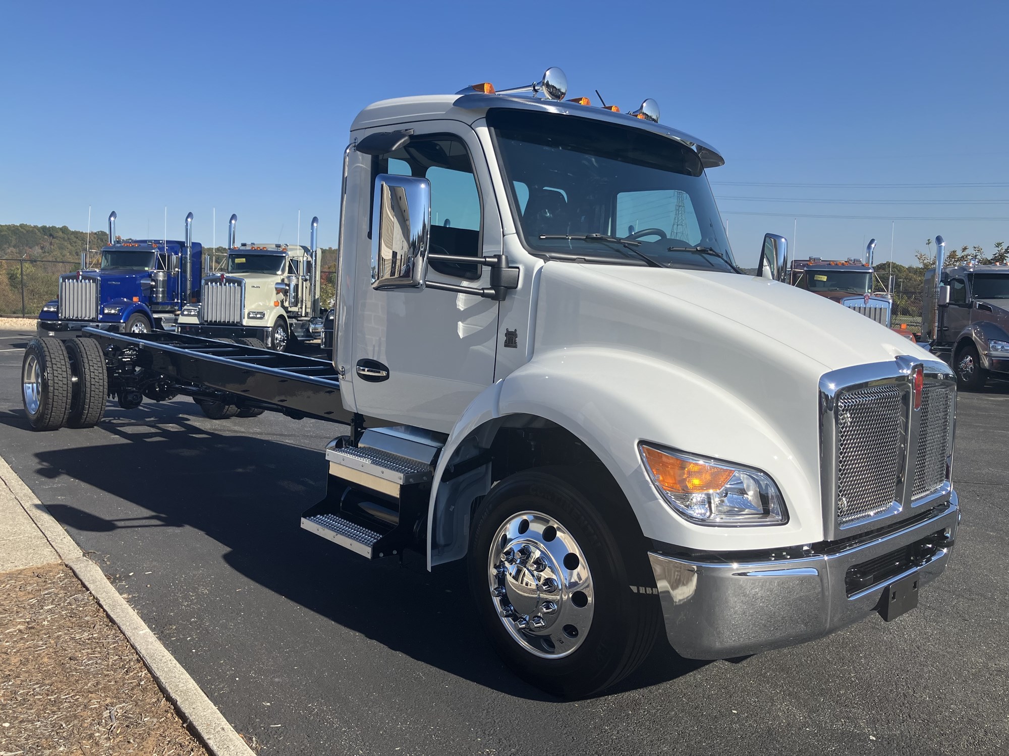 2025 Kenworth T280 - image 3 of 6