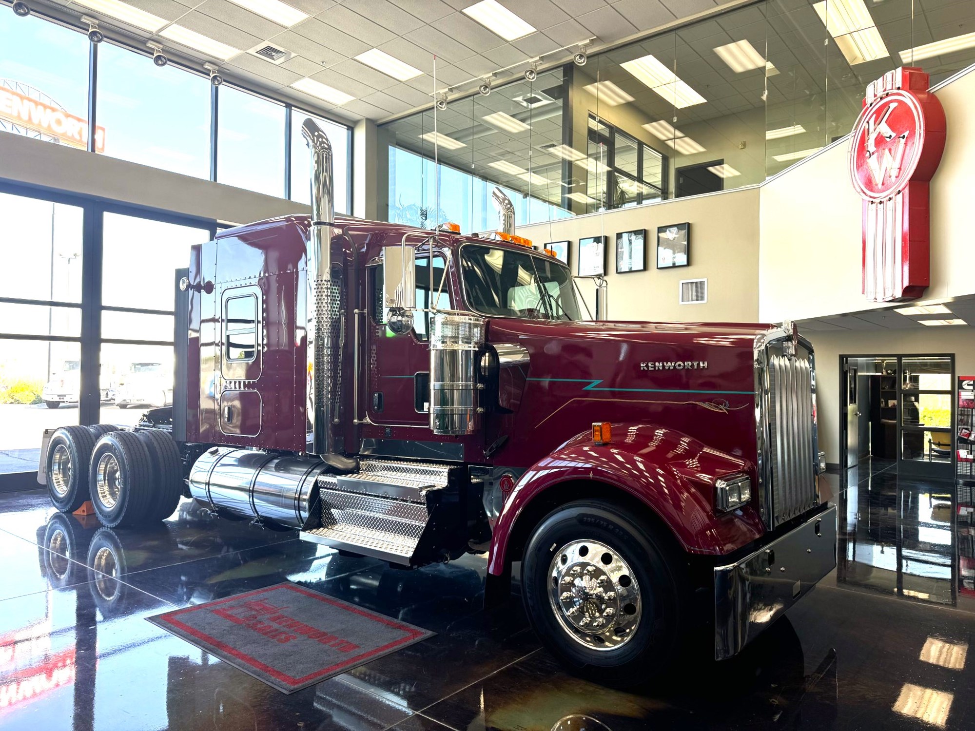 2025 Kenworth W900B - image 3 of 4