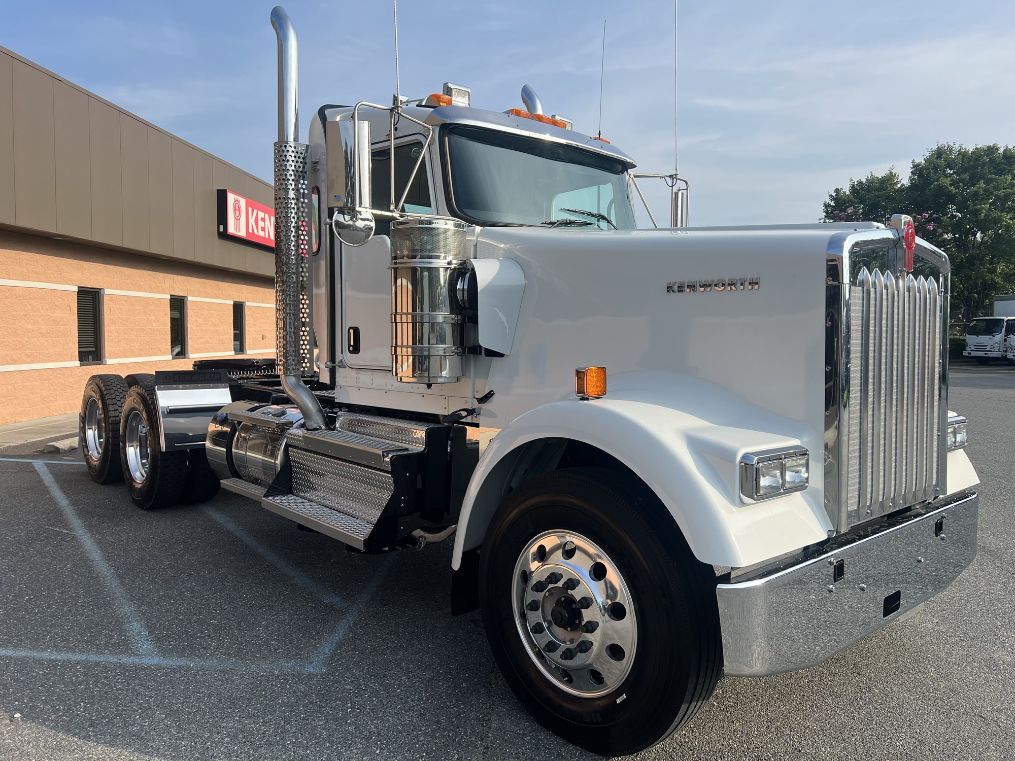 2025 Kenworth W900B - image 3 of 6