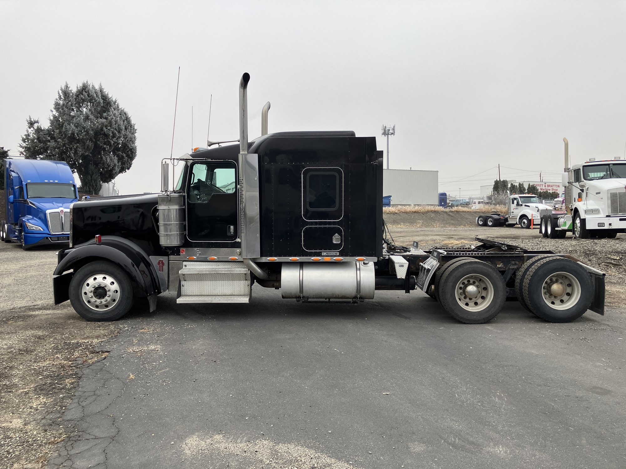 2005 Kenworth W900 - image 2 of 6