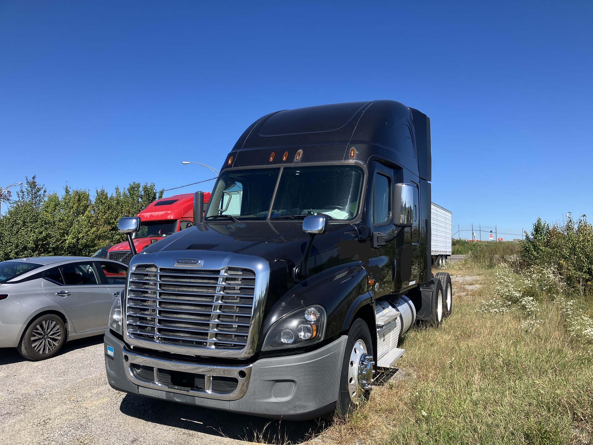 2015 Freightliner Cascadia - image 2 of 6