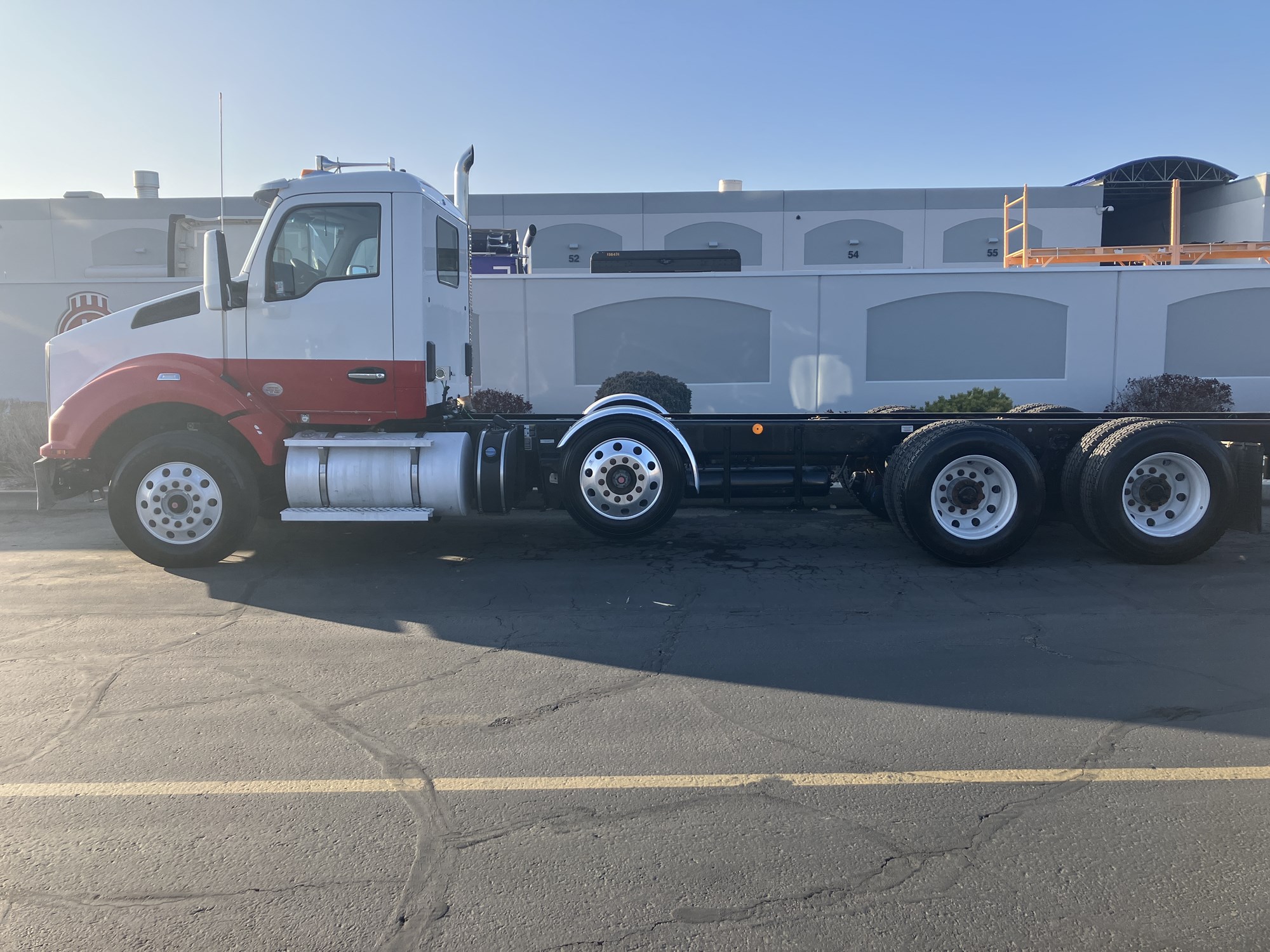 2018 Kenworth T880 - image 2 of 6