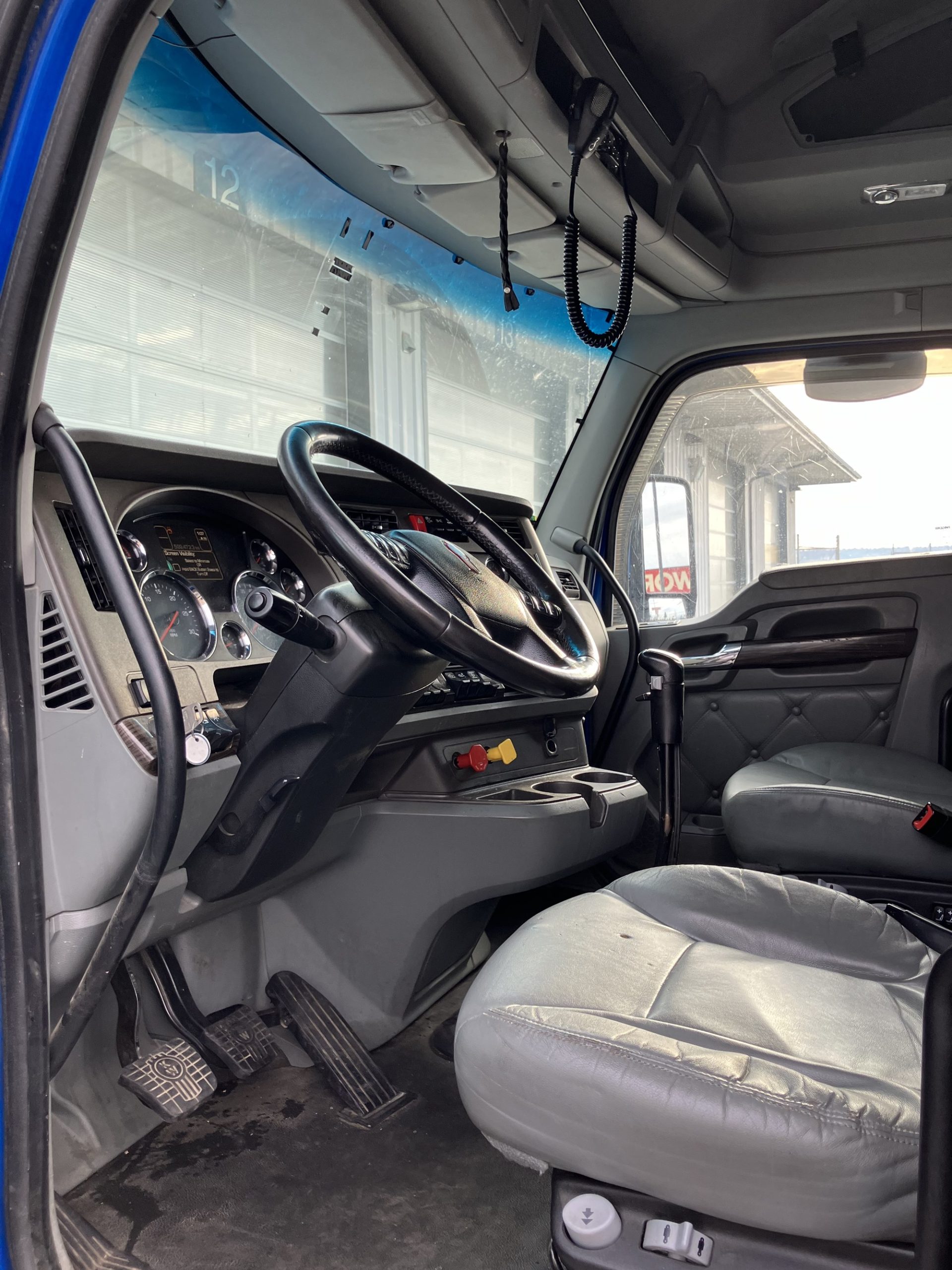 2018 Kenworth T880 - image 4 of 5