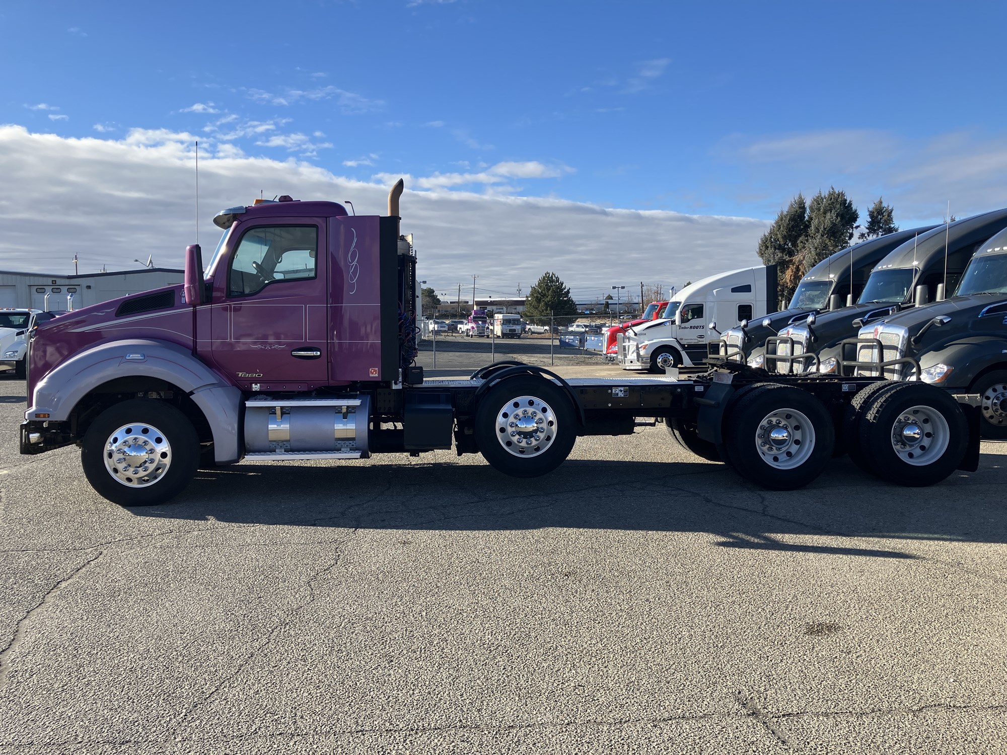 2019 Kenworth T880 - image 2 of 6