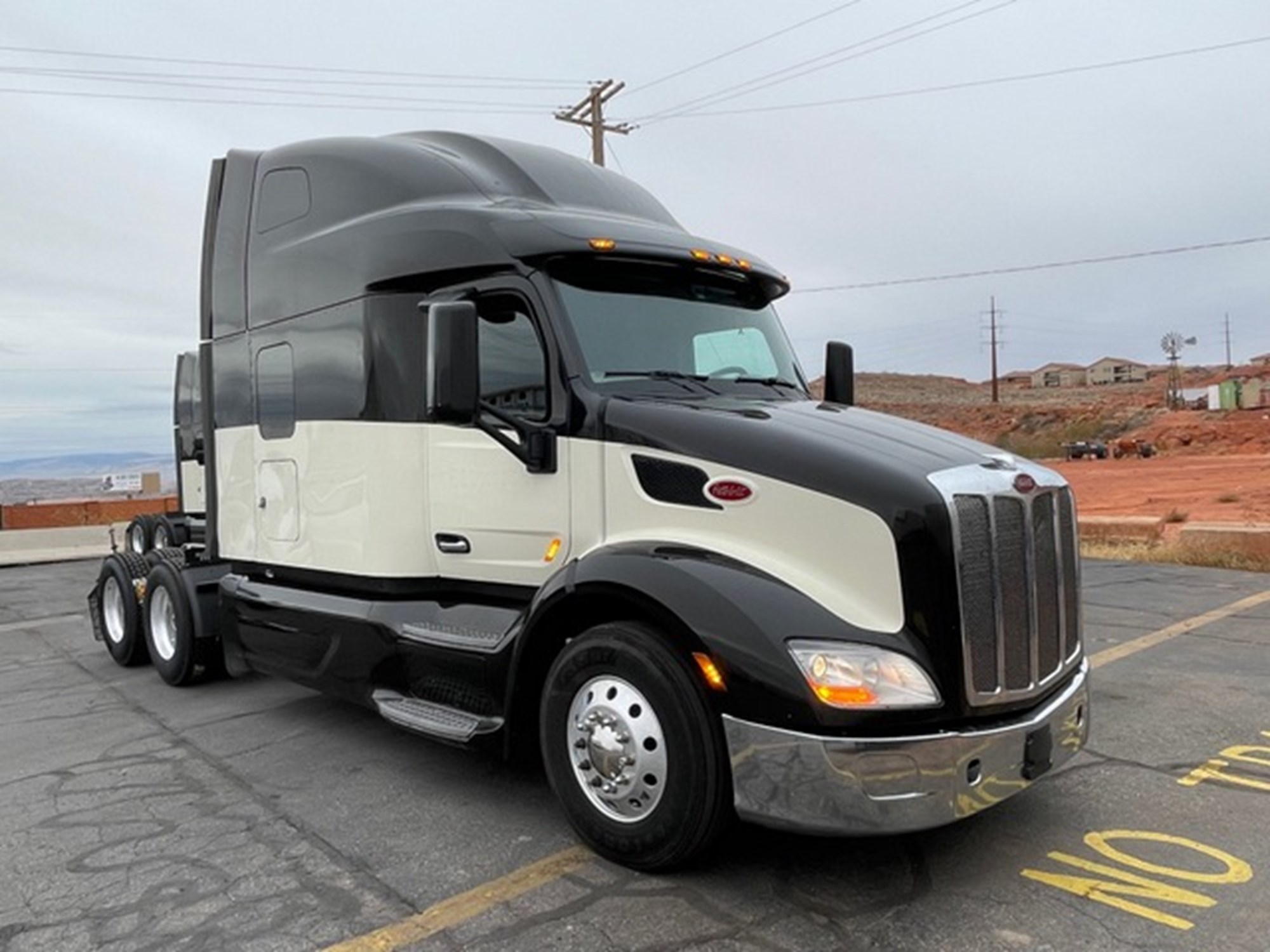 2020 Peterbilt 579 - image 1 of 6