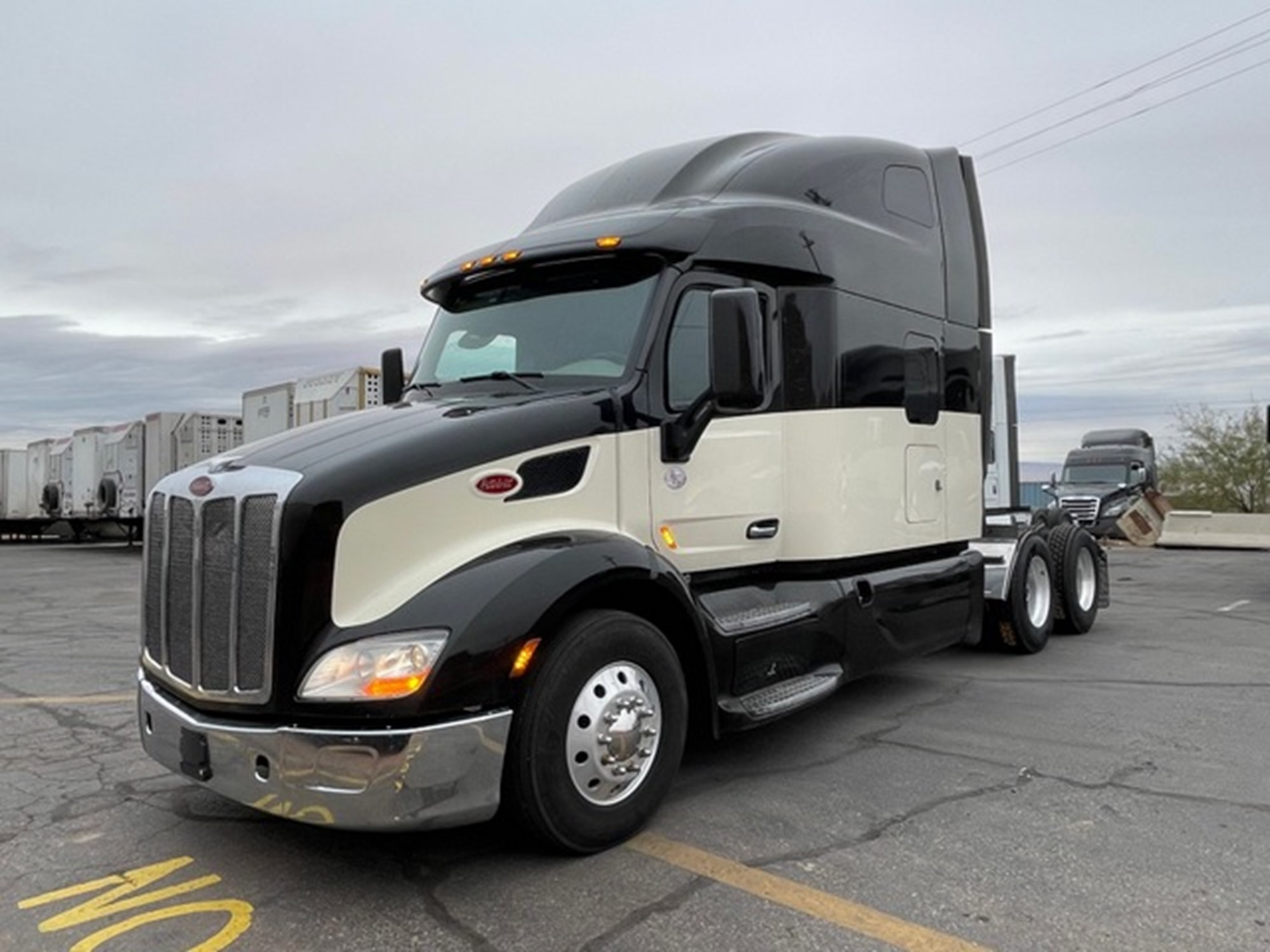 2020 Peterbilt 579 - image 2 of 6