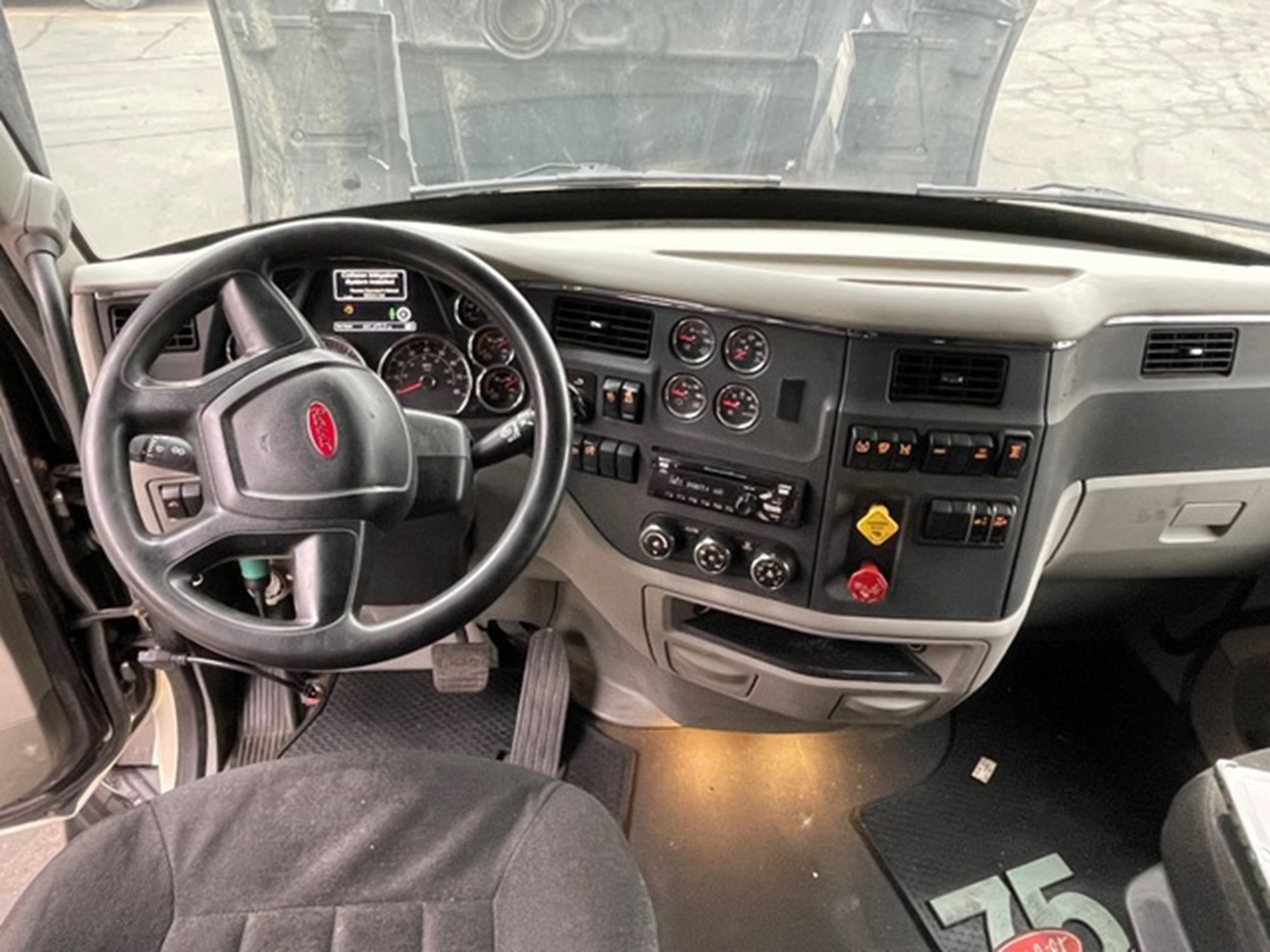 2020 Peterbilt 579 - image 6 of 6