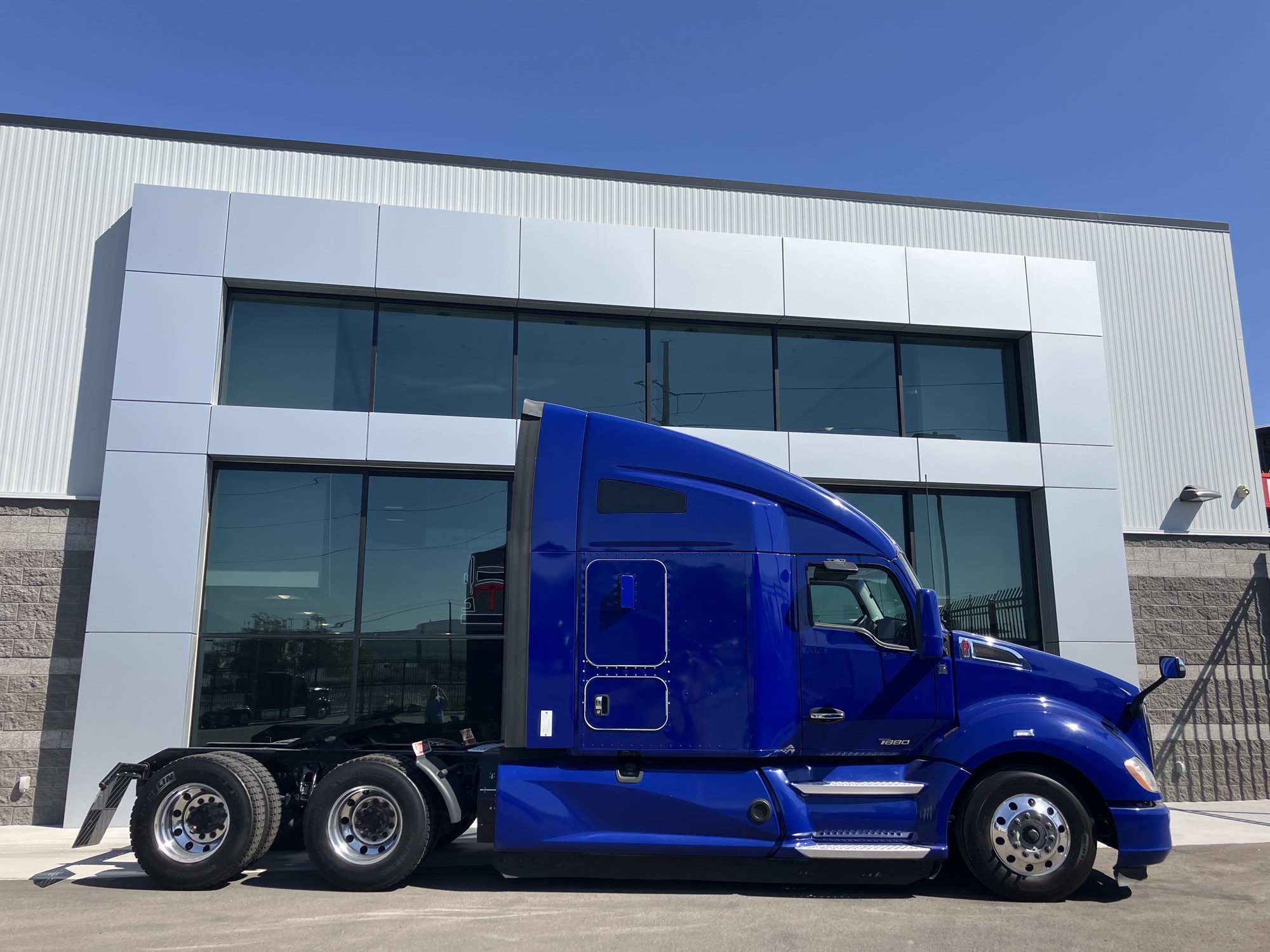 2021 Kenworth T680 - image 2 of 6