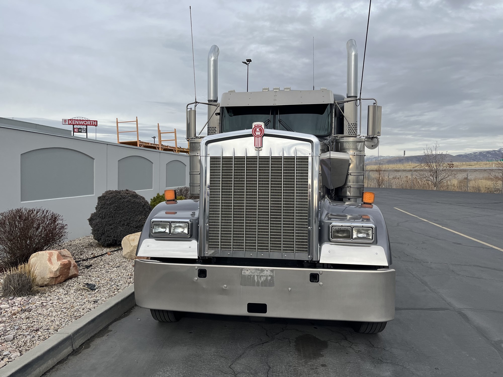 2021 Kenworth W900L - image 2 of 6