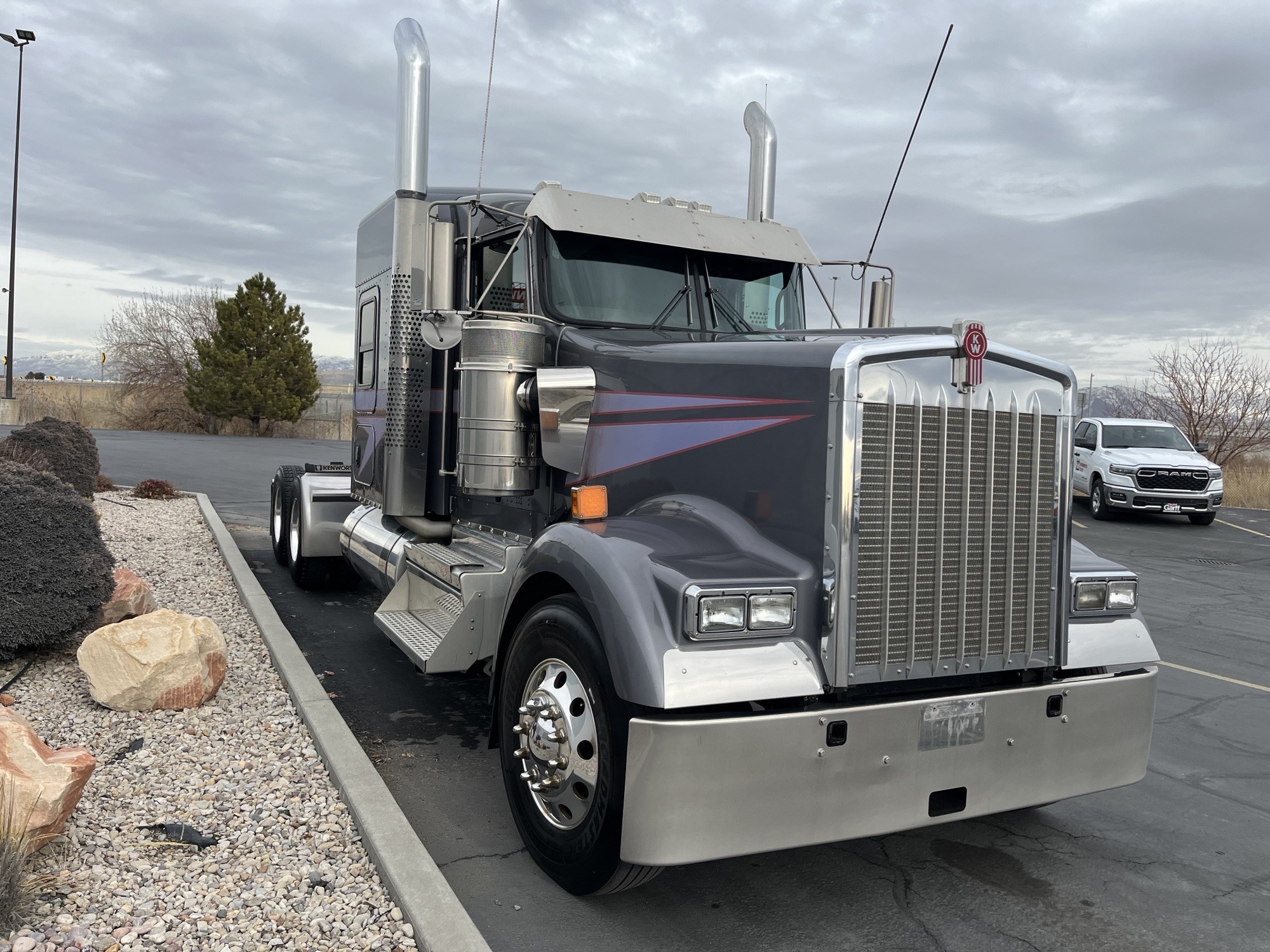 2021 Kenworth W900L - image 3 of 6