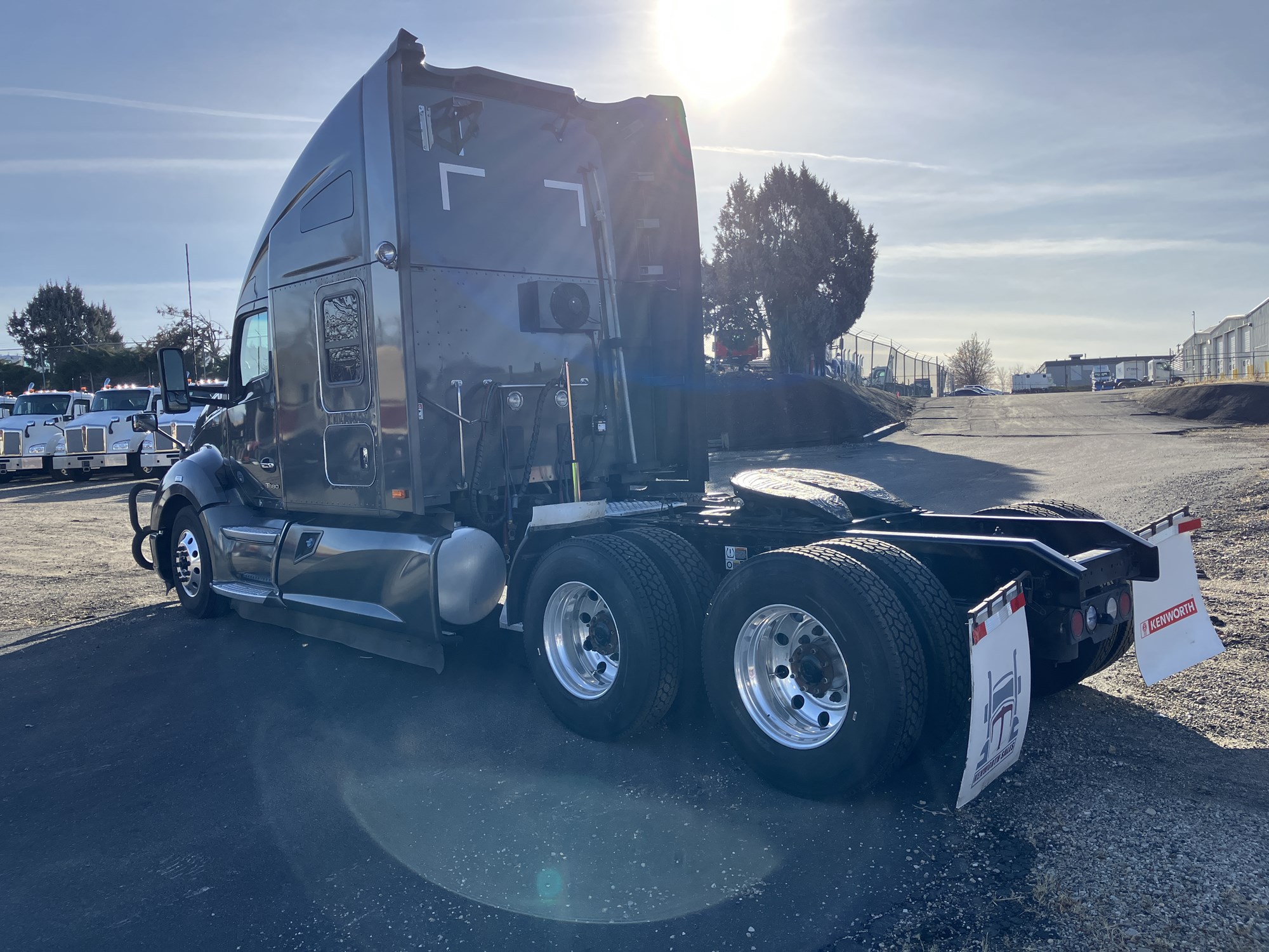 2022 Kenworth T680 - image 3 of 6