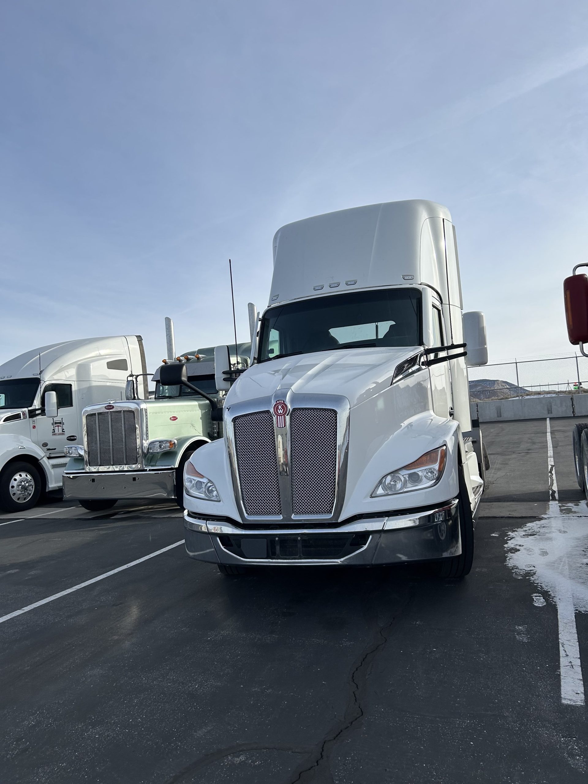 2023 Kenworth T680 - image 2 of 6