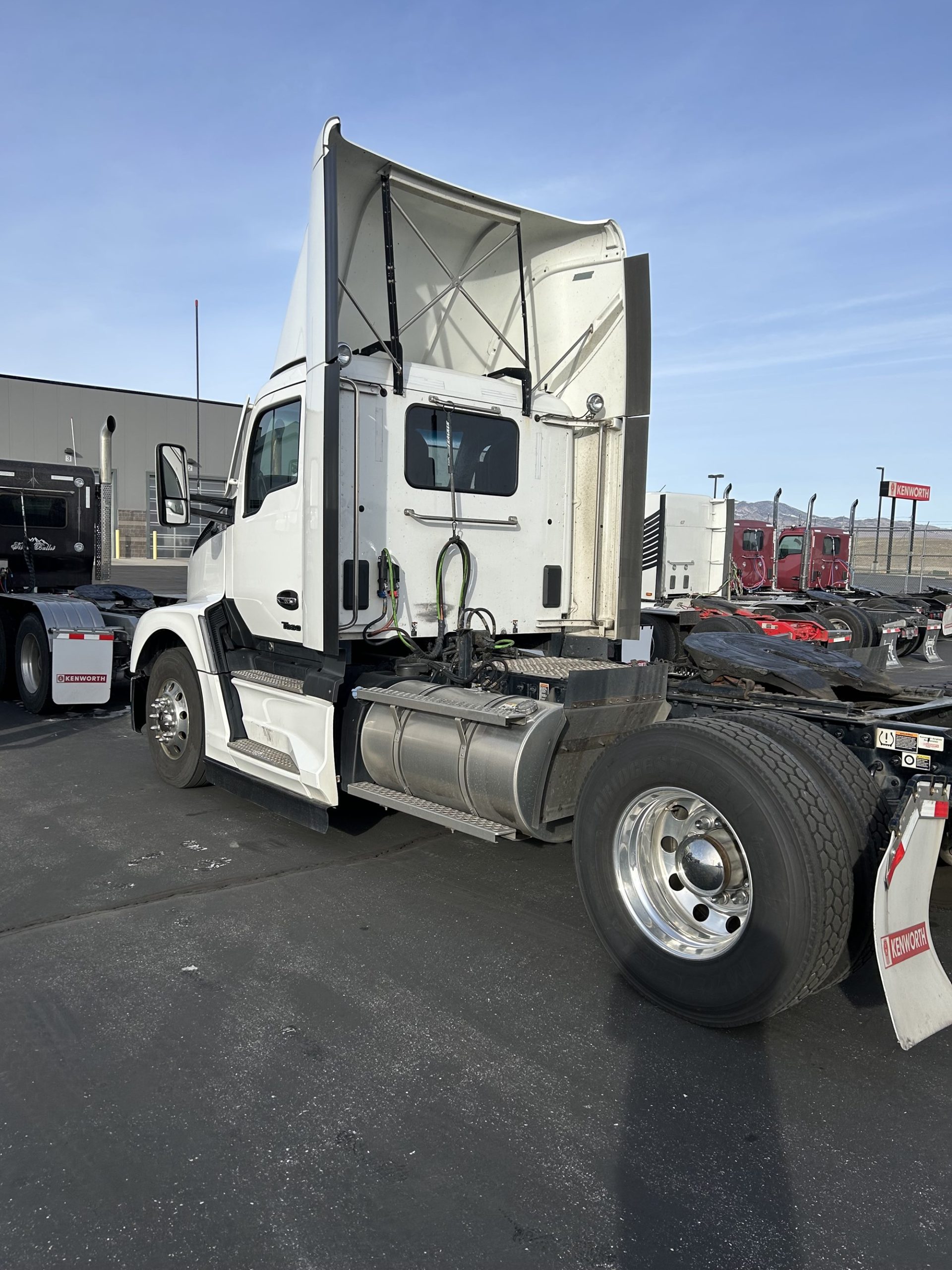 2023 Kenworth T680 - image 3 of 6