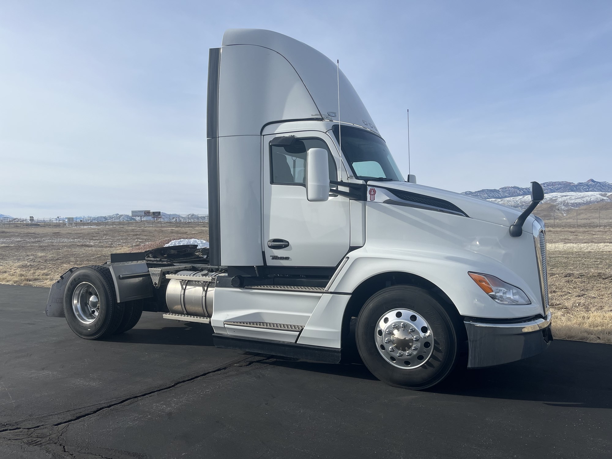 2023 Kenworth T680 - image 1 of 5