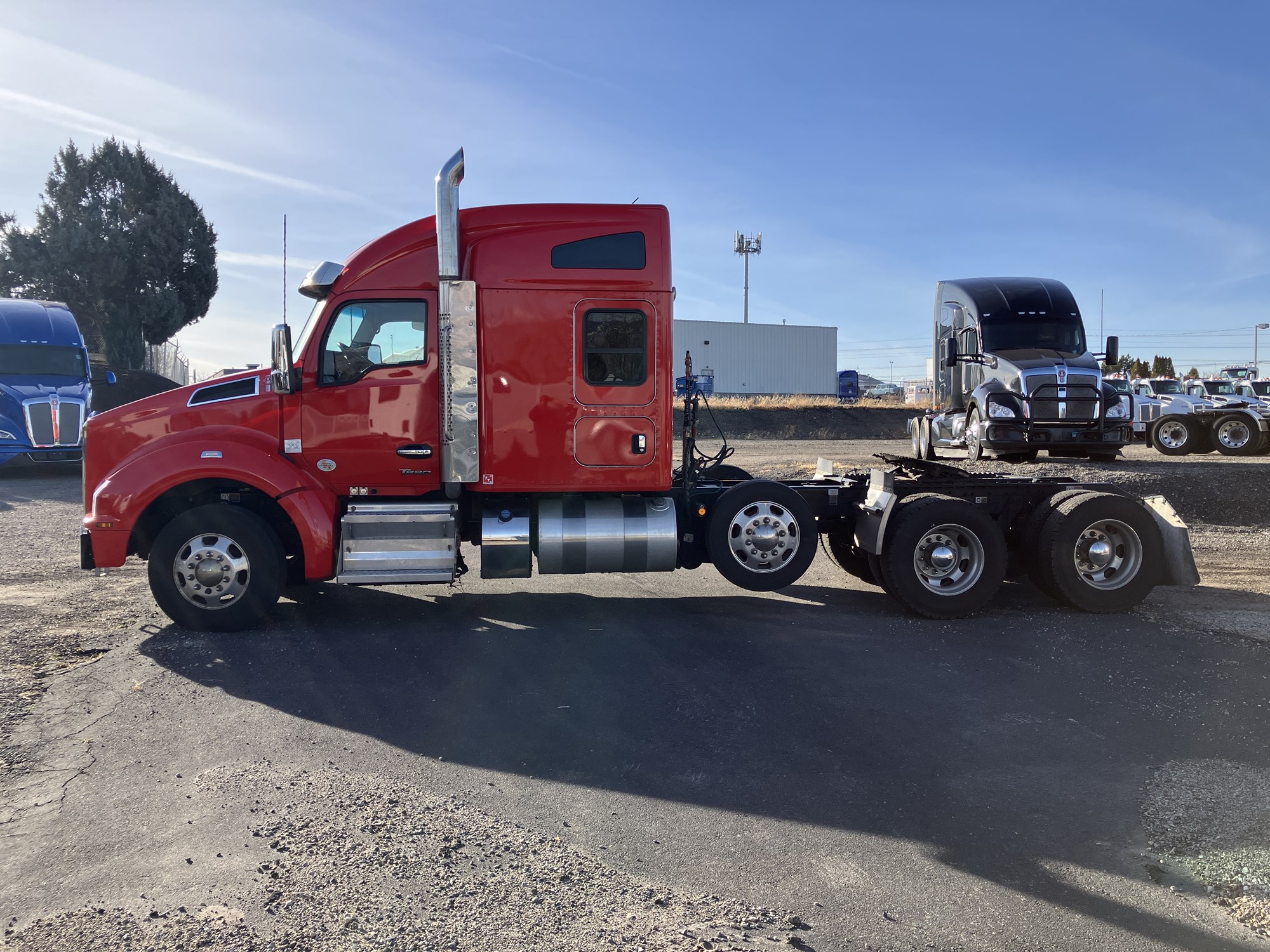 2024 Kenworth T880 - image 2 of 6