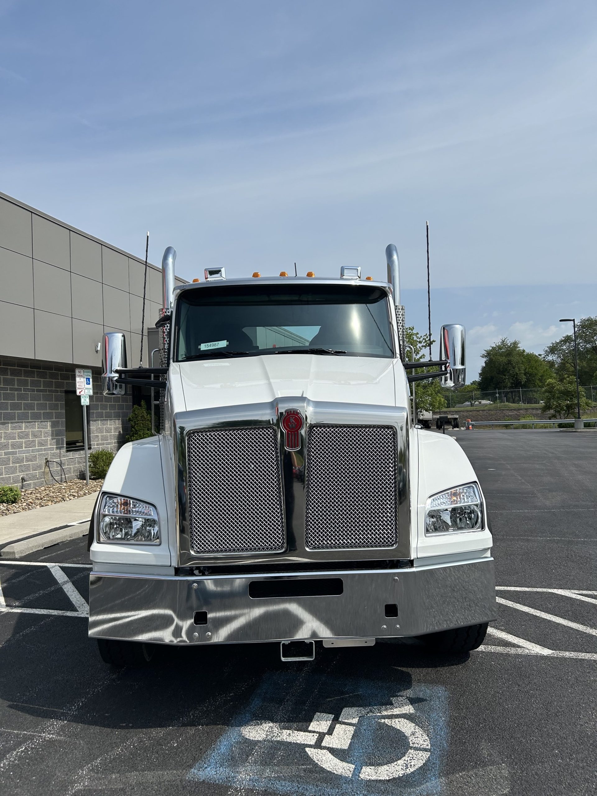 2025 Kenworth T880 - image 2 of 6