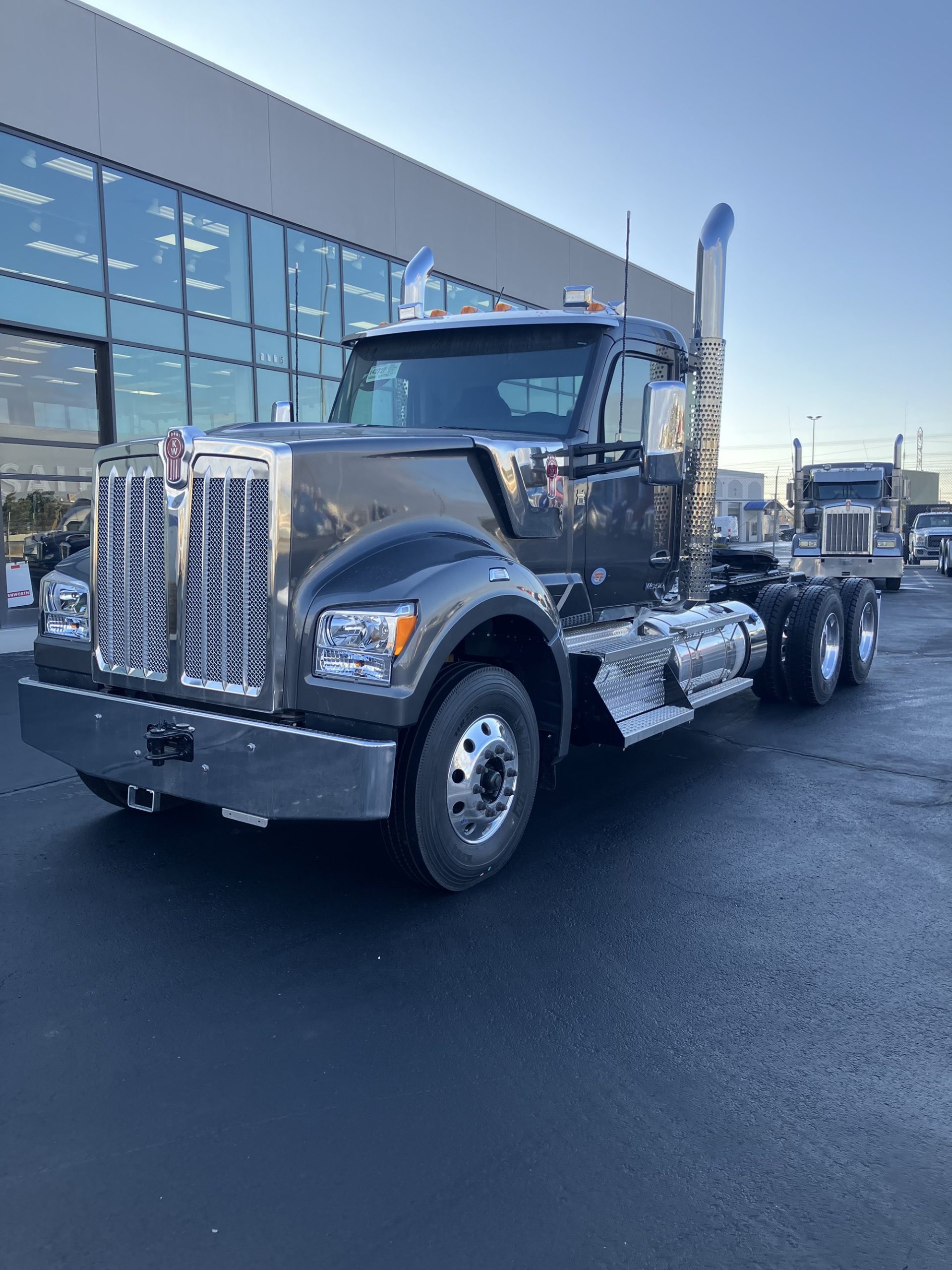 2025 Kenworth W990 - image 1 of 6