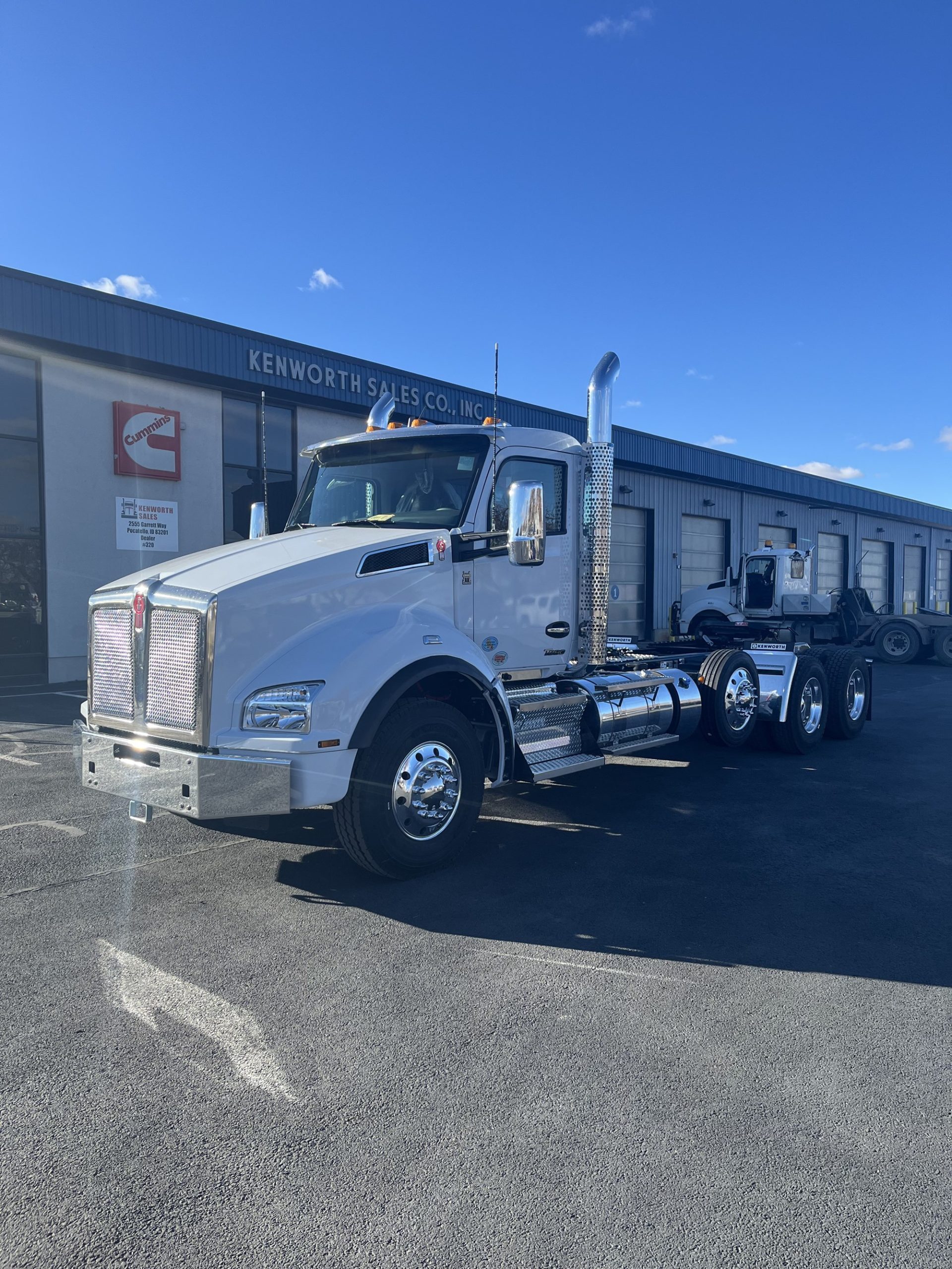 2025 Kenworth T880 - image 1 of 6