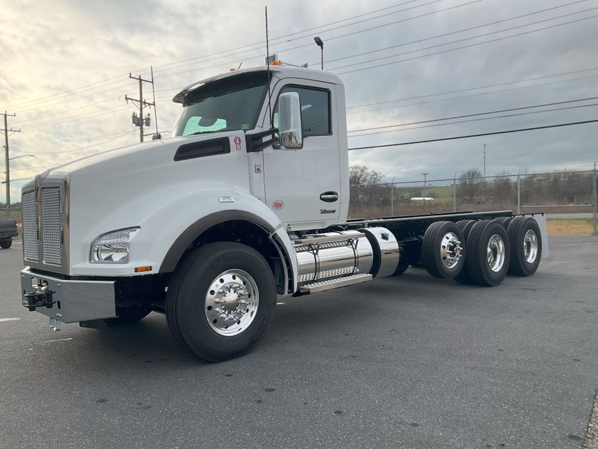 2025 Kenworth T880 - image 1 of 6