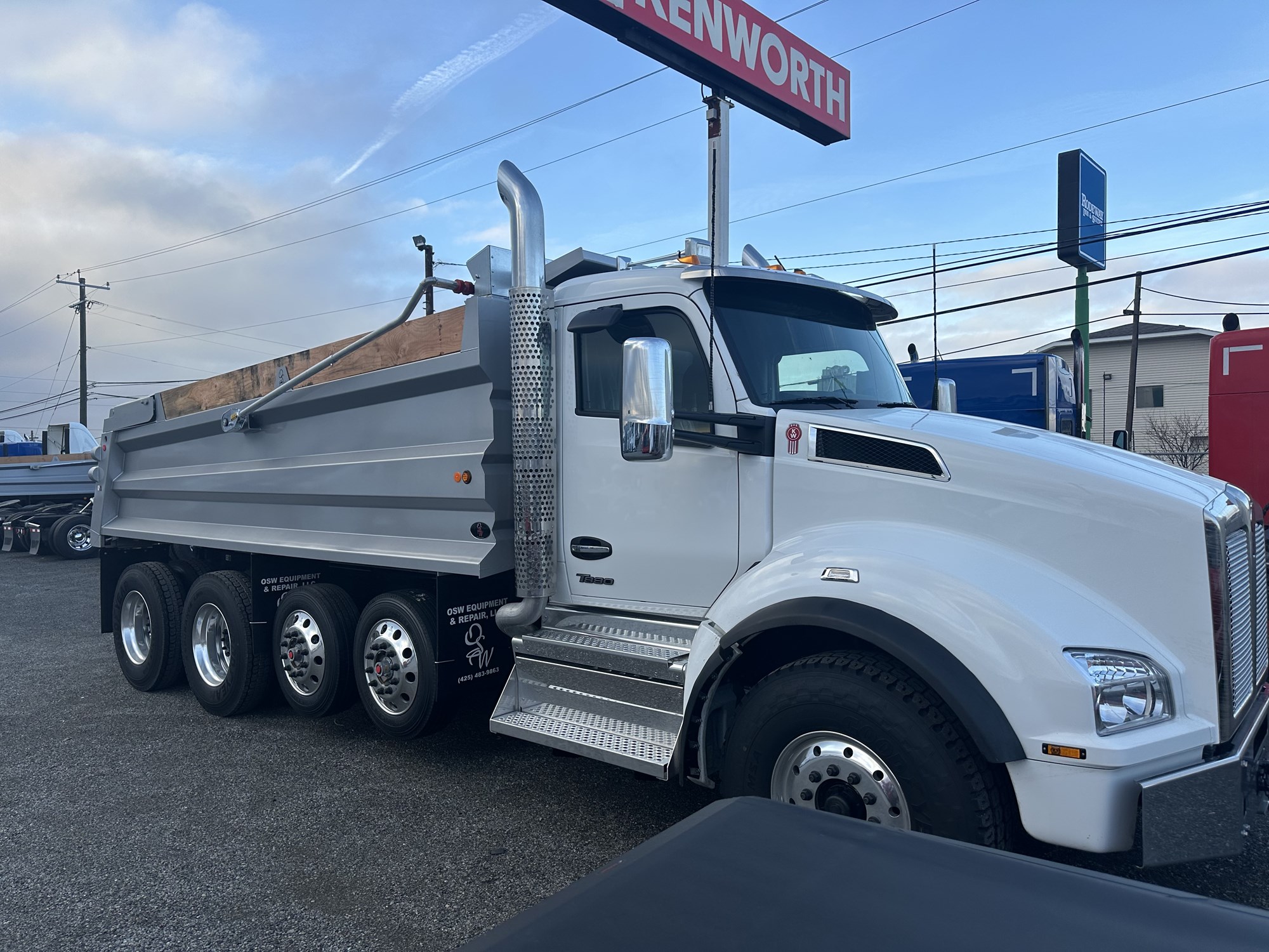 2025 Kenworth T880 - image 2 of 6