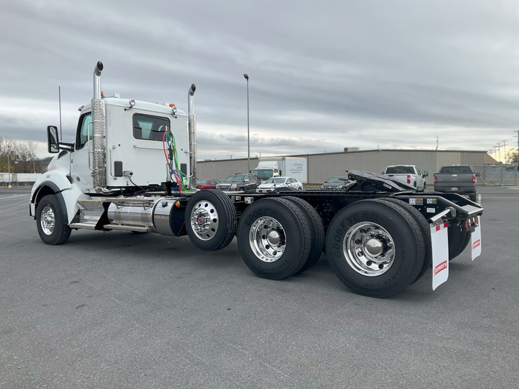 2025 Kenworth T880 - image 3 of 6