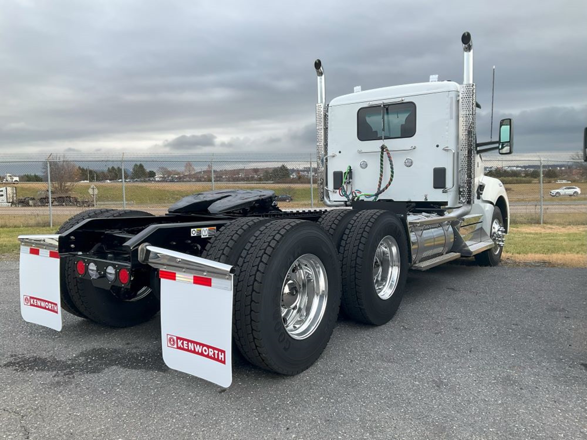 2025 Kenworth T880 - image 3 of 6