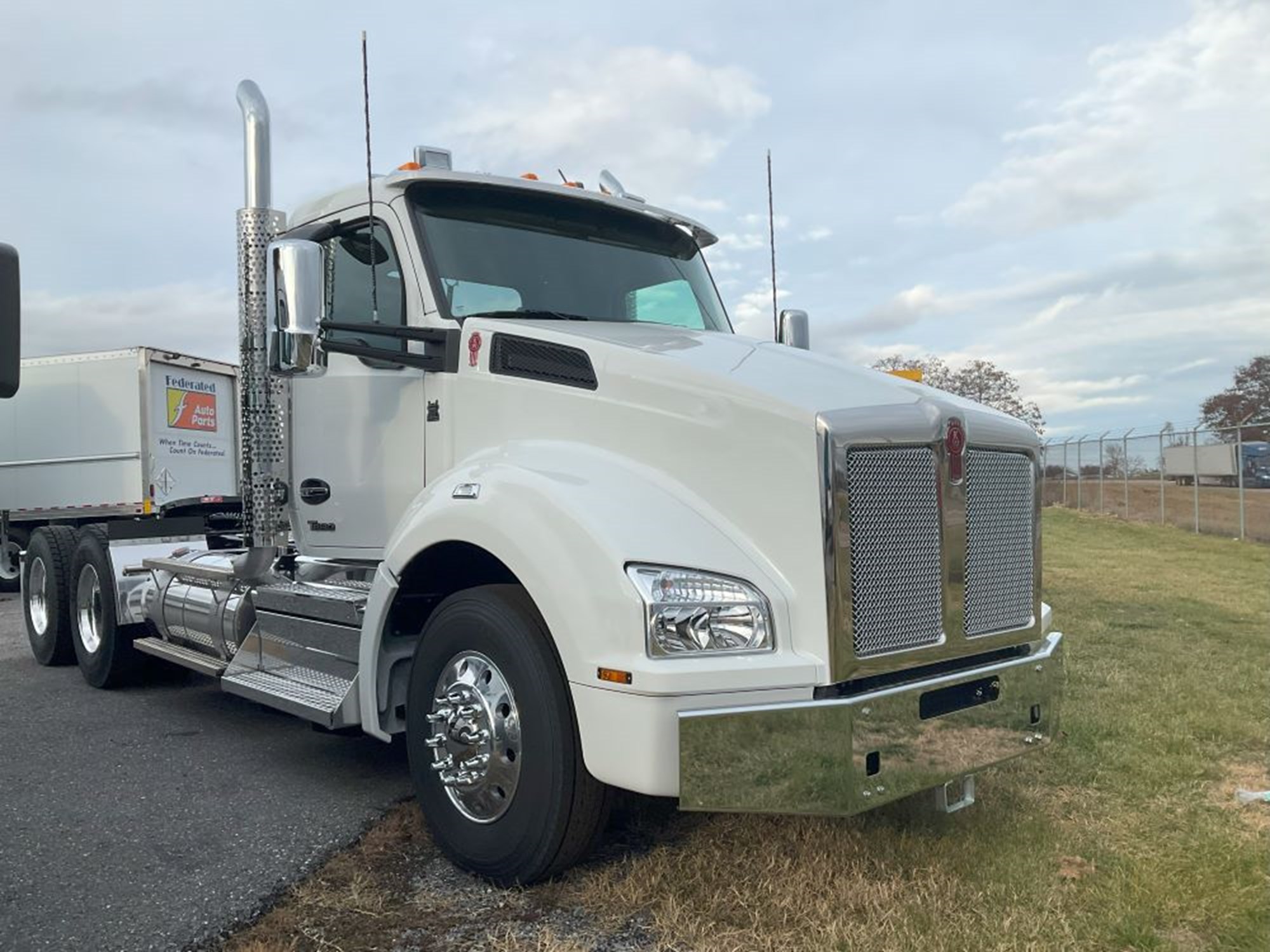 2025 Kenworth T880 - image 4 of 6