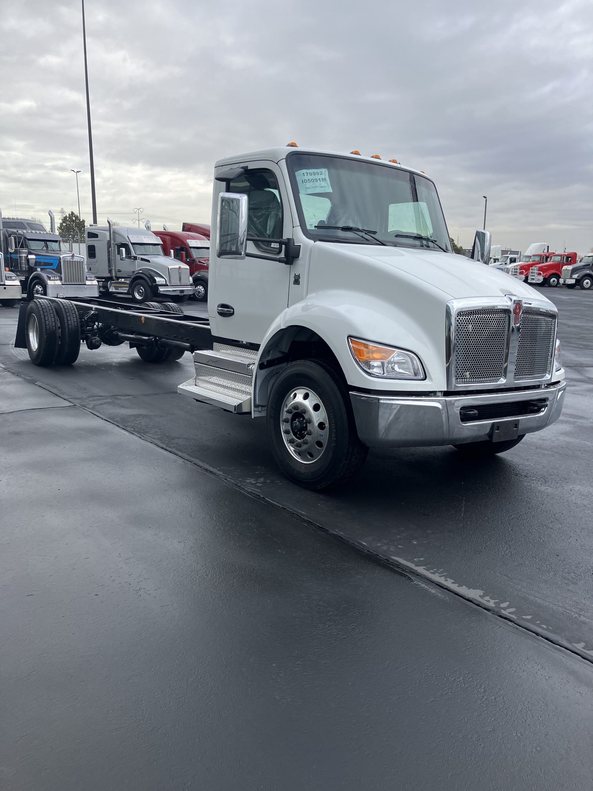 2025 Kenworth T280 - image 3 of 6