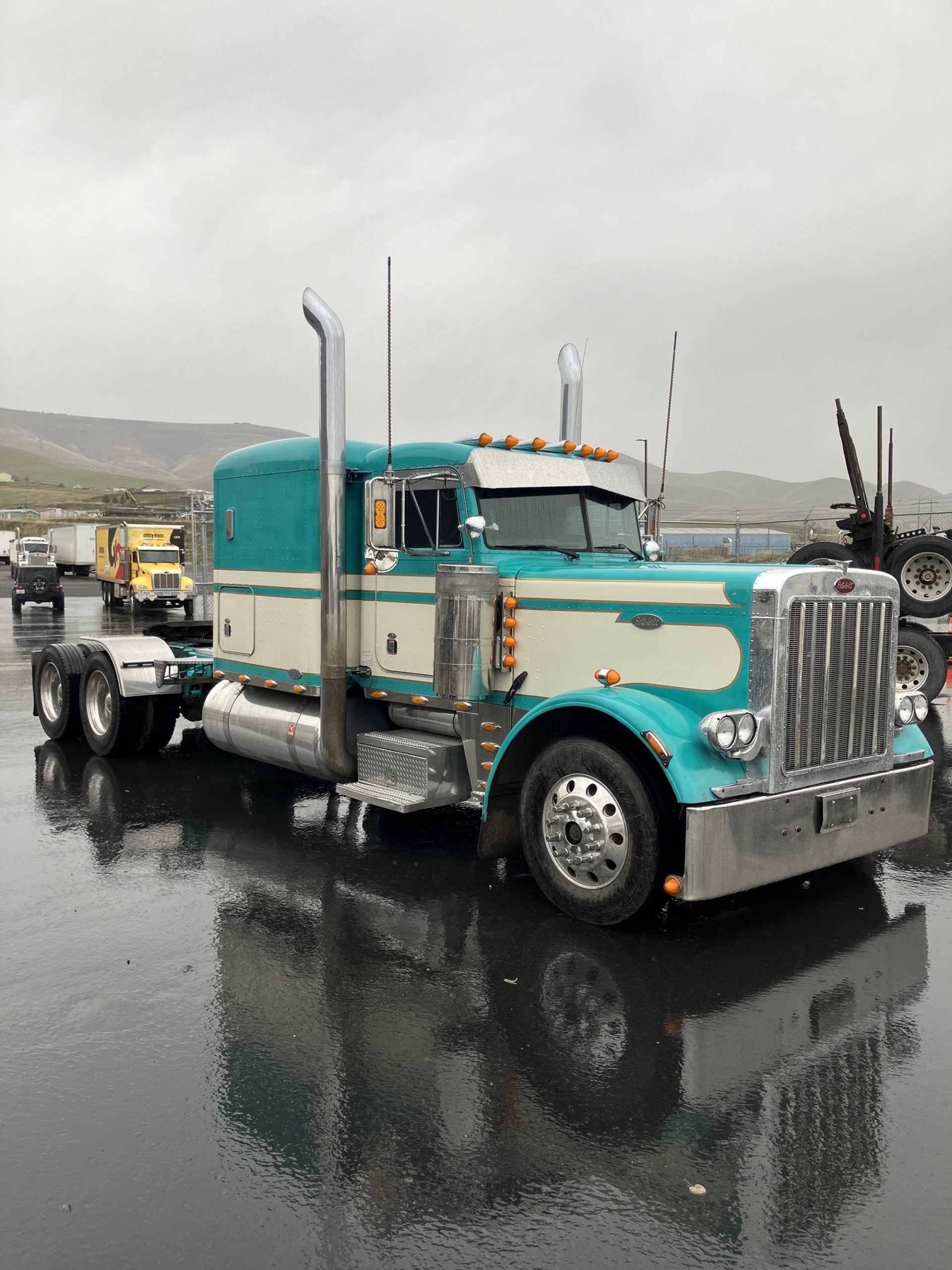 2005 Peterbilt 379 - image 2 of 6