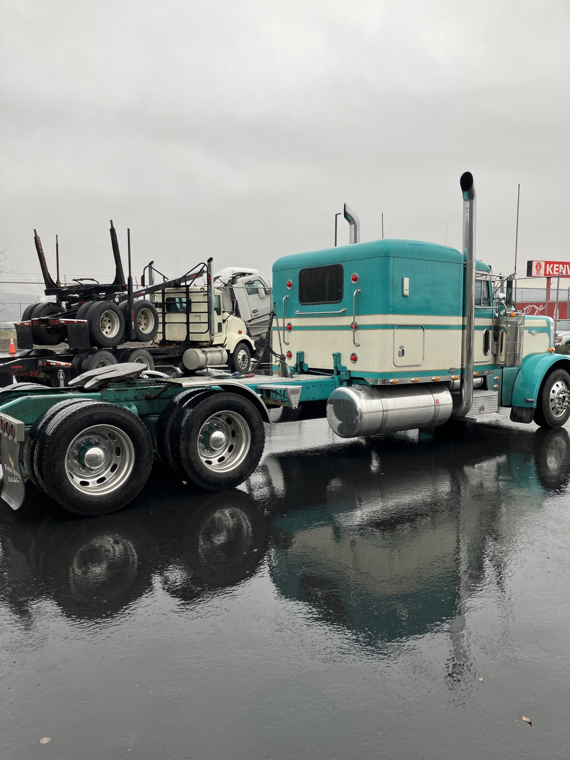 2005 Peterbilt 379 - image 4 of 6