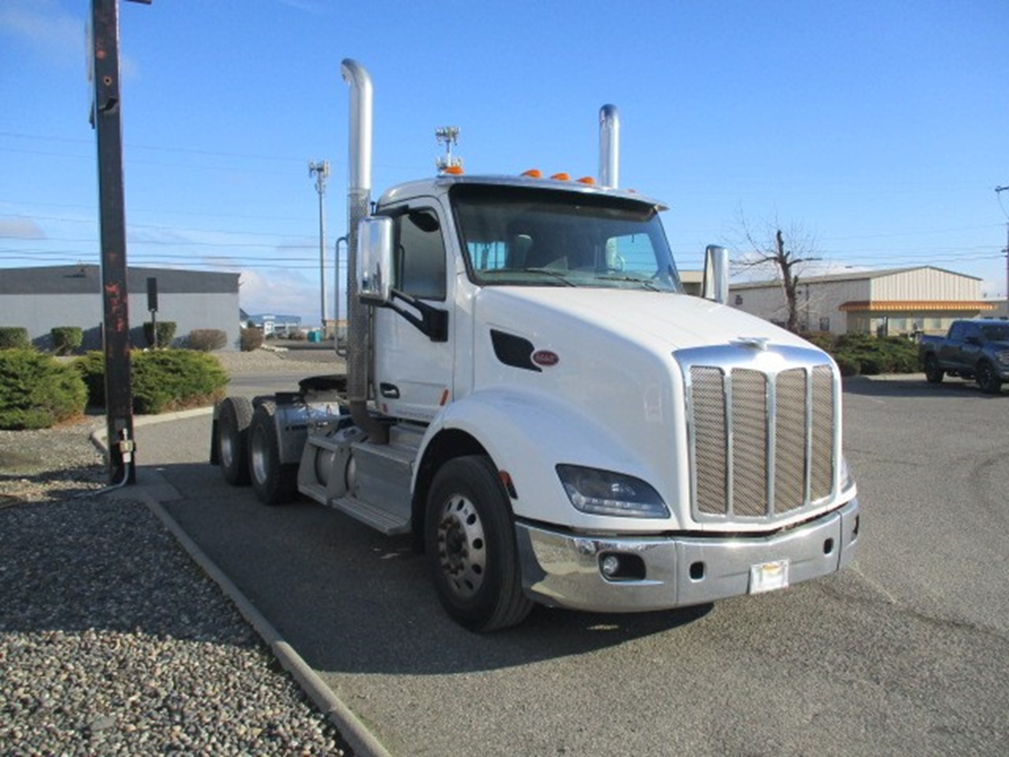 2016 Peterbilt 579 - image 2 of 6