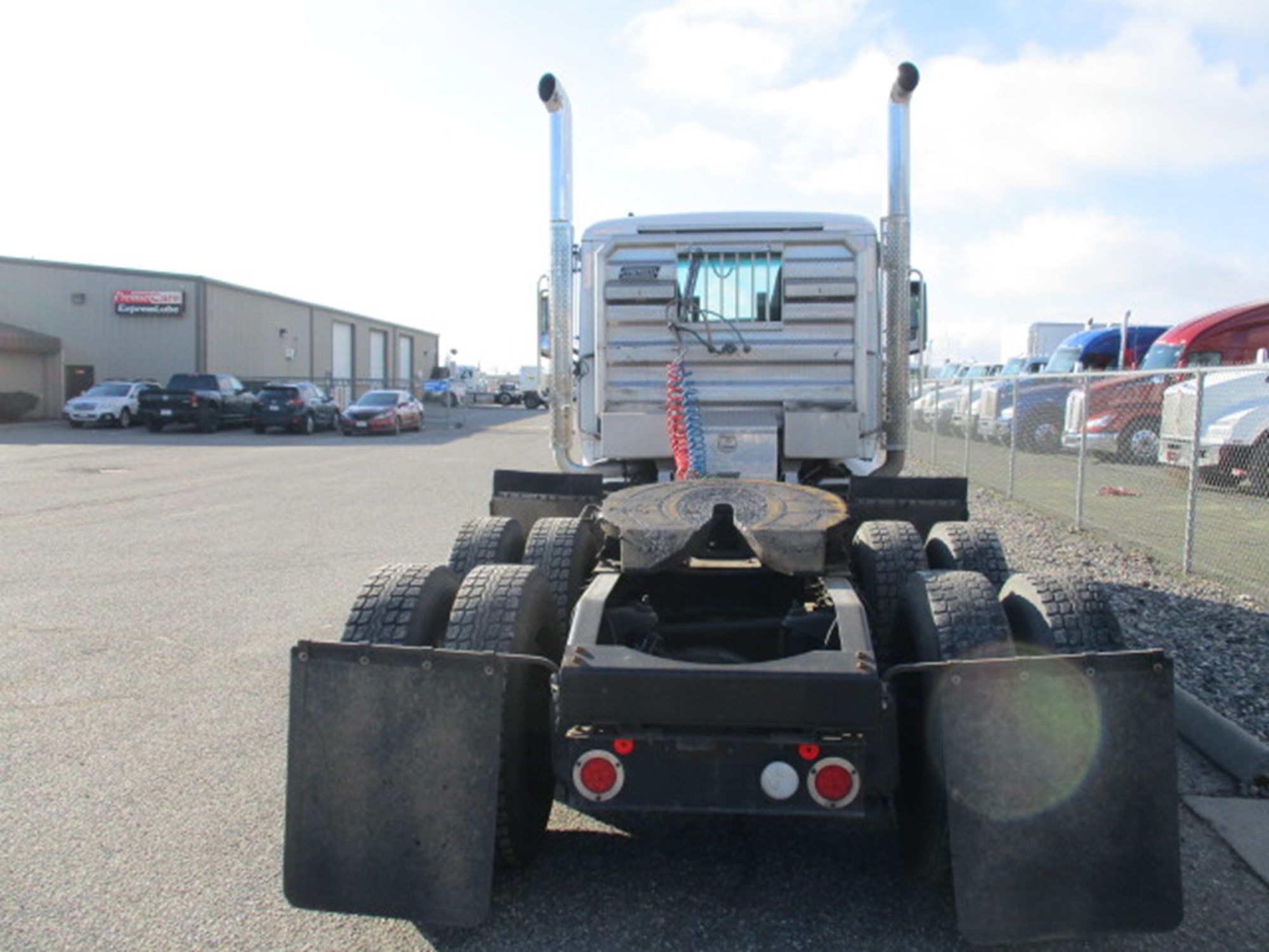 2016 Peterbilt 579 - image 4 of 6