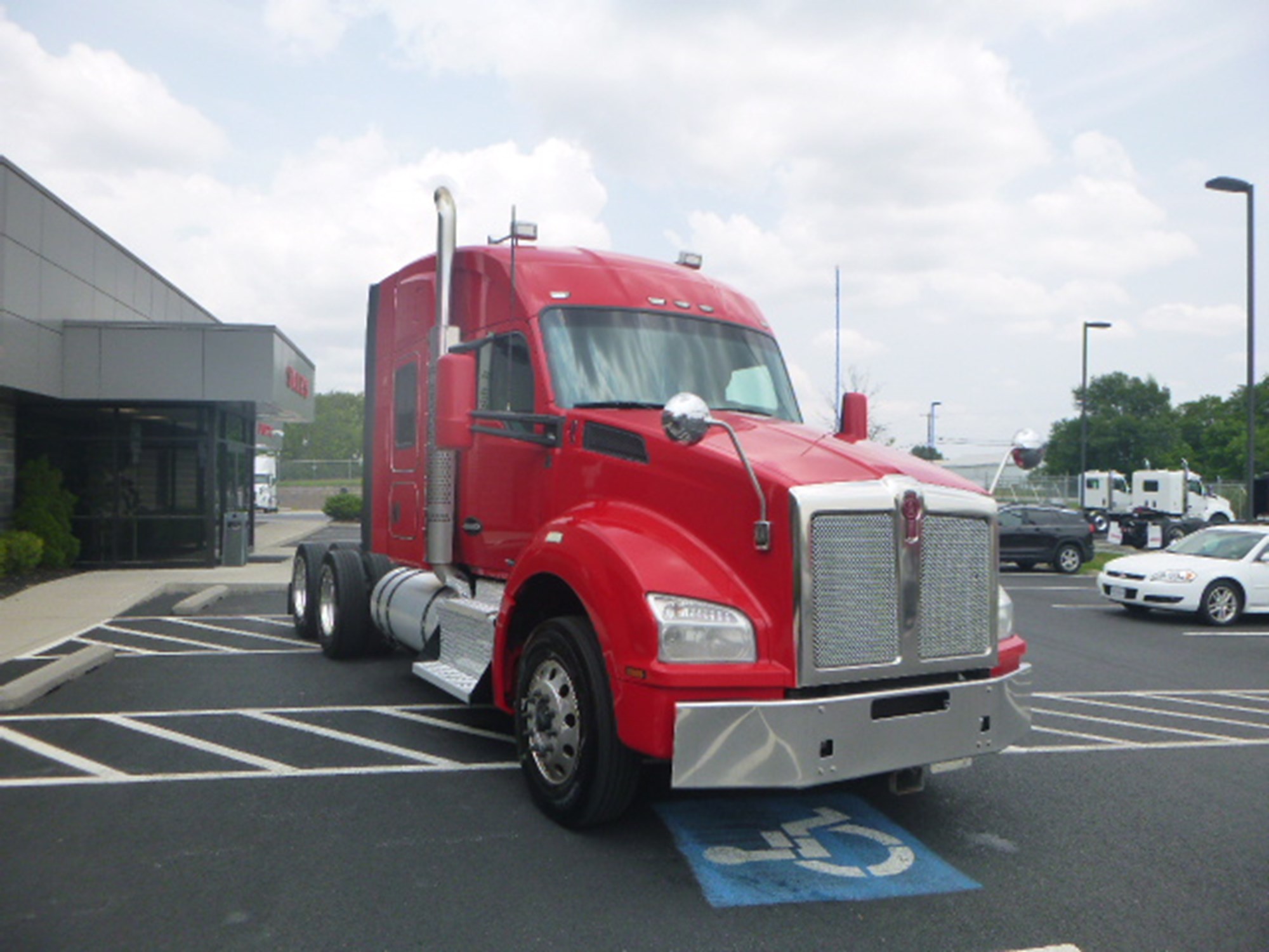 2017 Kenworth T880 - image 3 of 6