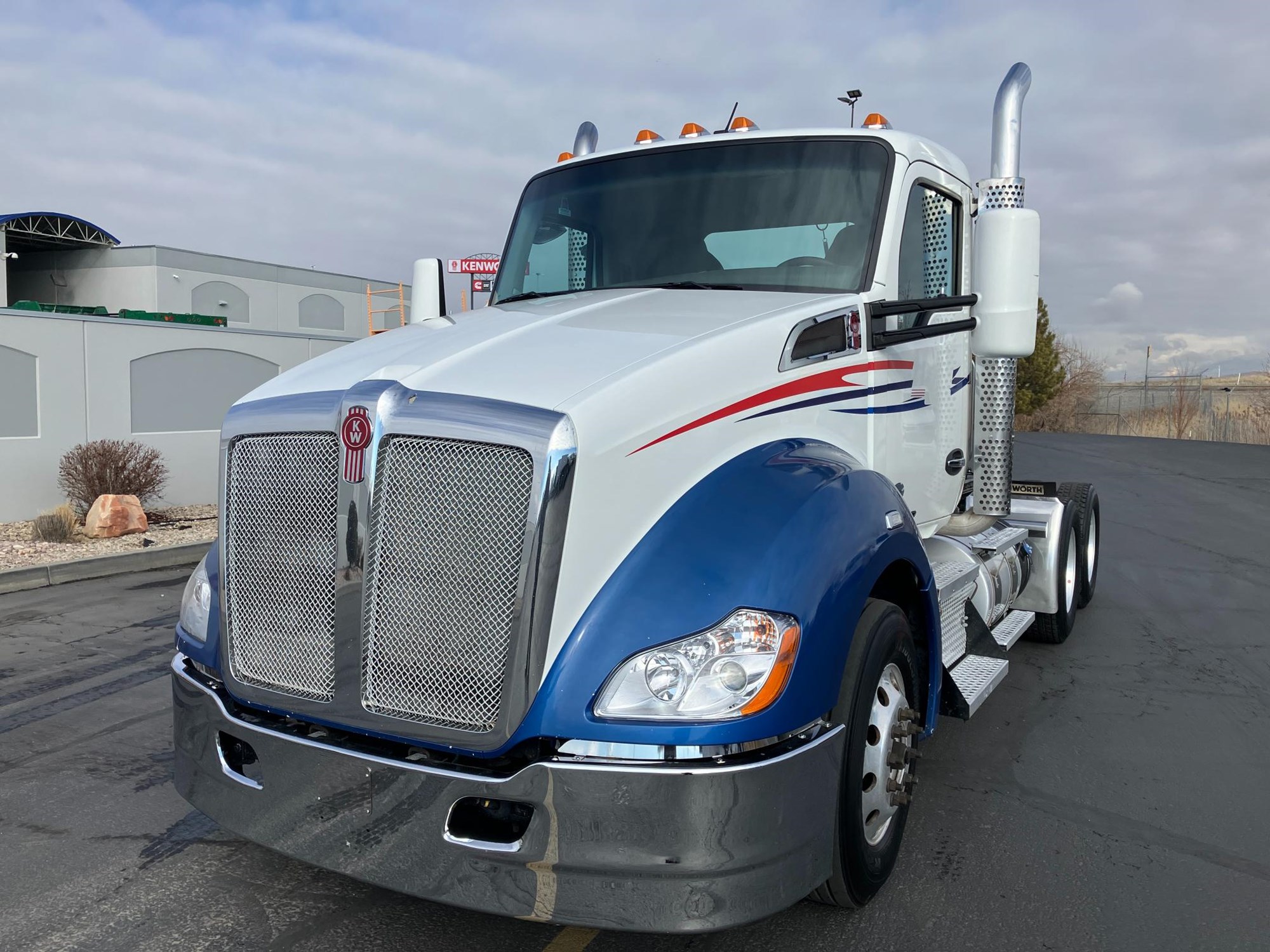 2017 Kenworth T680 - image 2 of 6