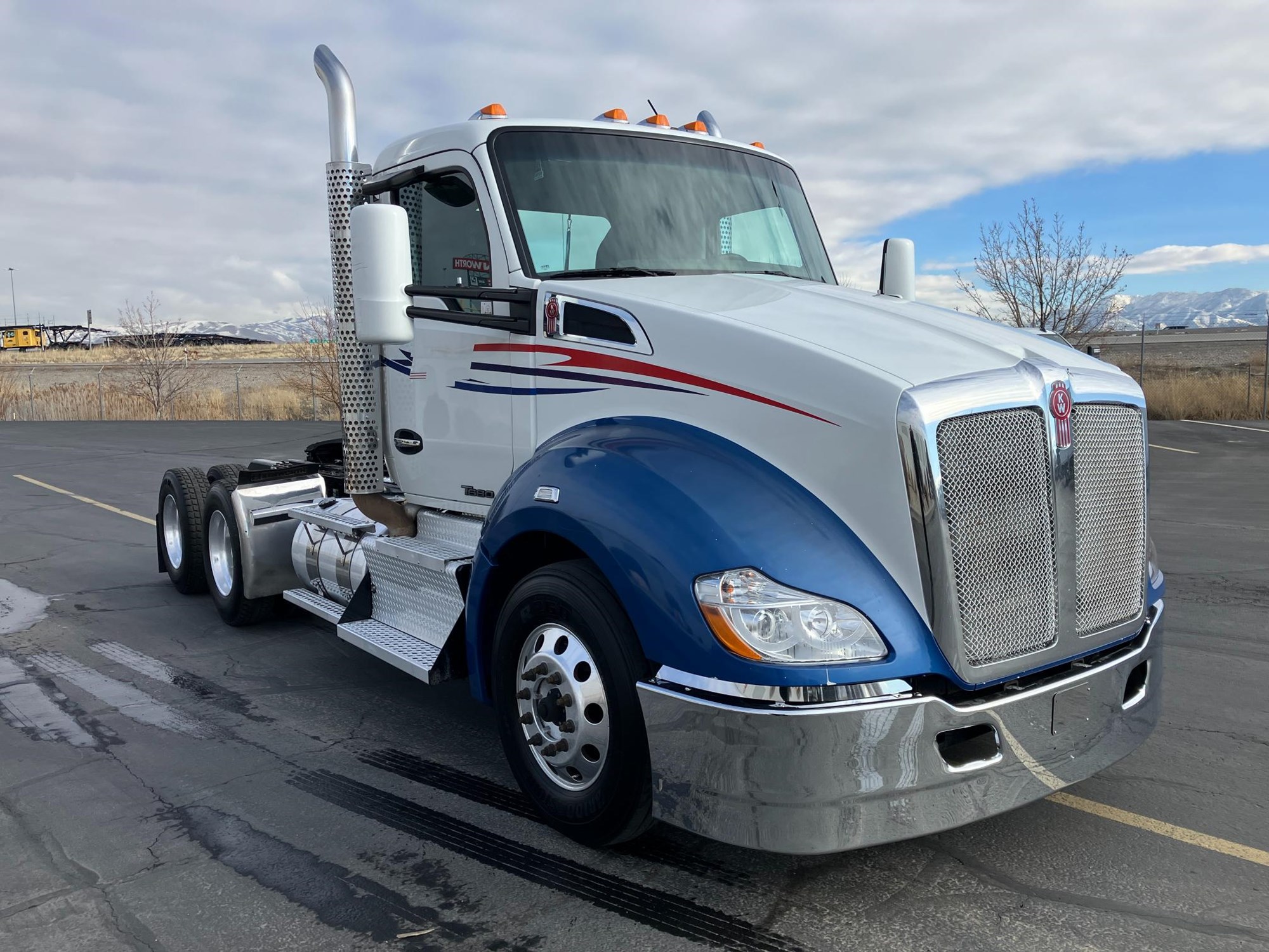 2017 Kenworth T680 - image 3 of 6