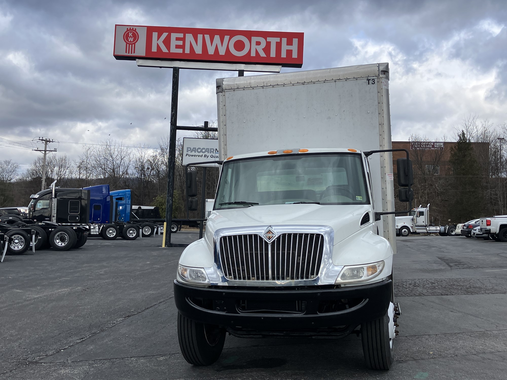 2018 International 4300 - image 2 of 6