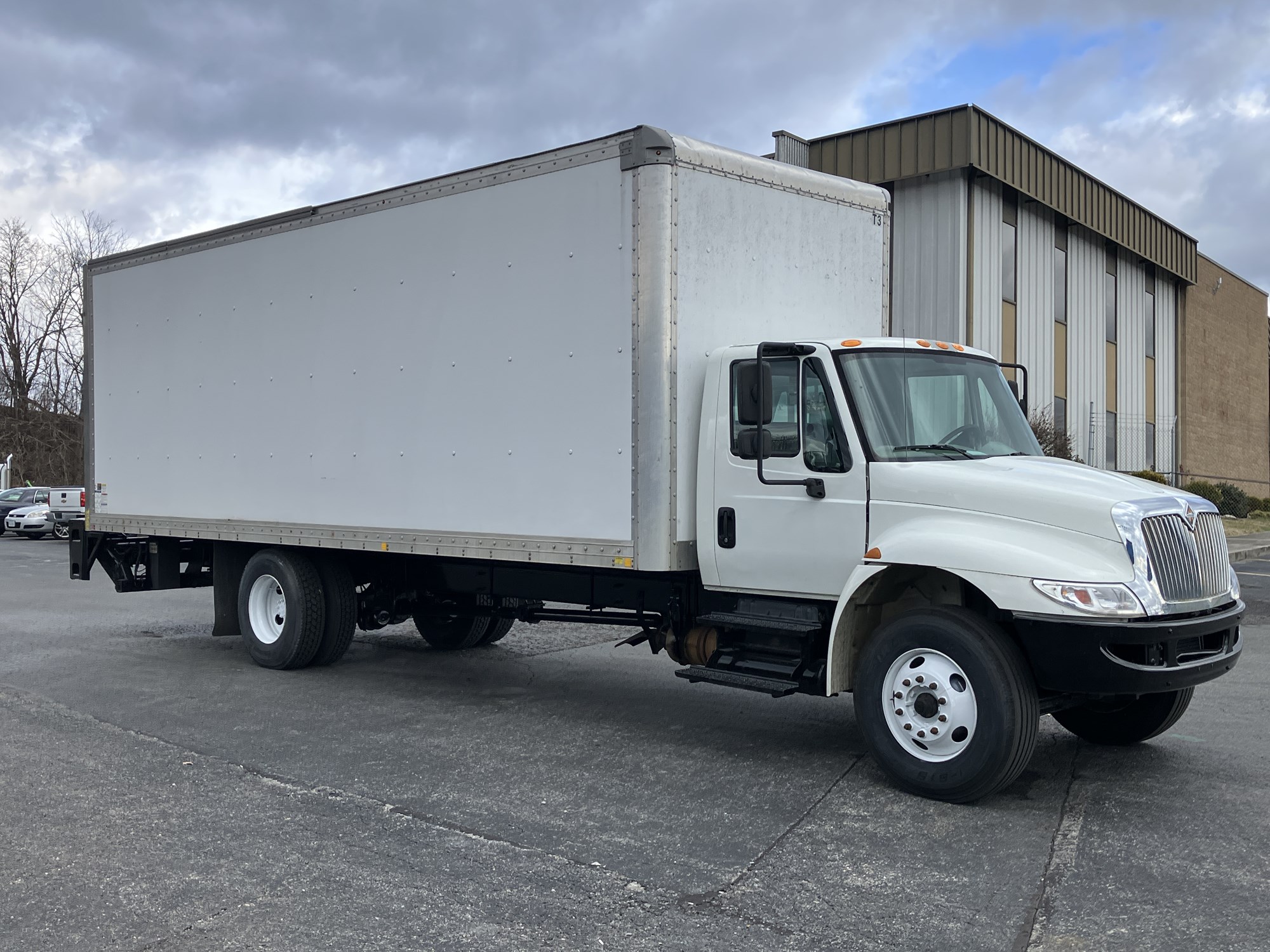 2018 International 4300 - image 3 of 6