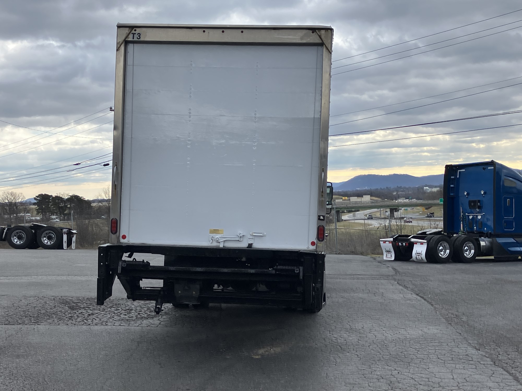 2018 International 4300 - image 6 of 6