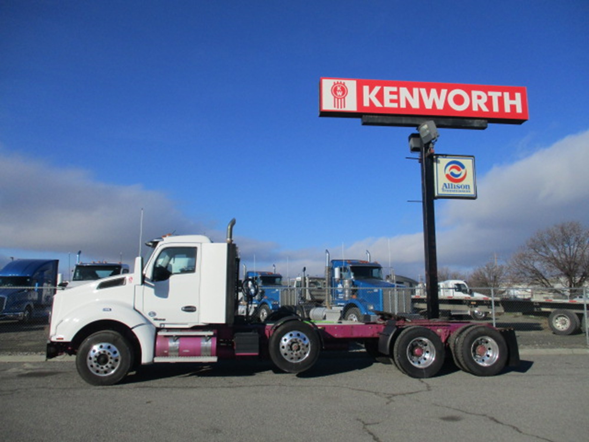 2019 Kenworth T880 - image 3 of 6