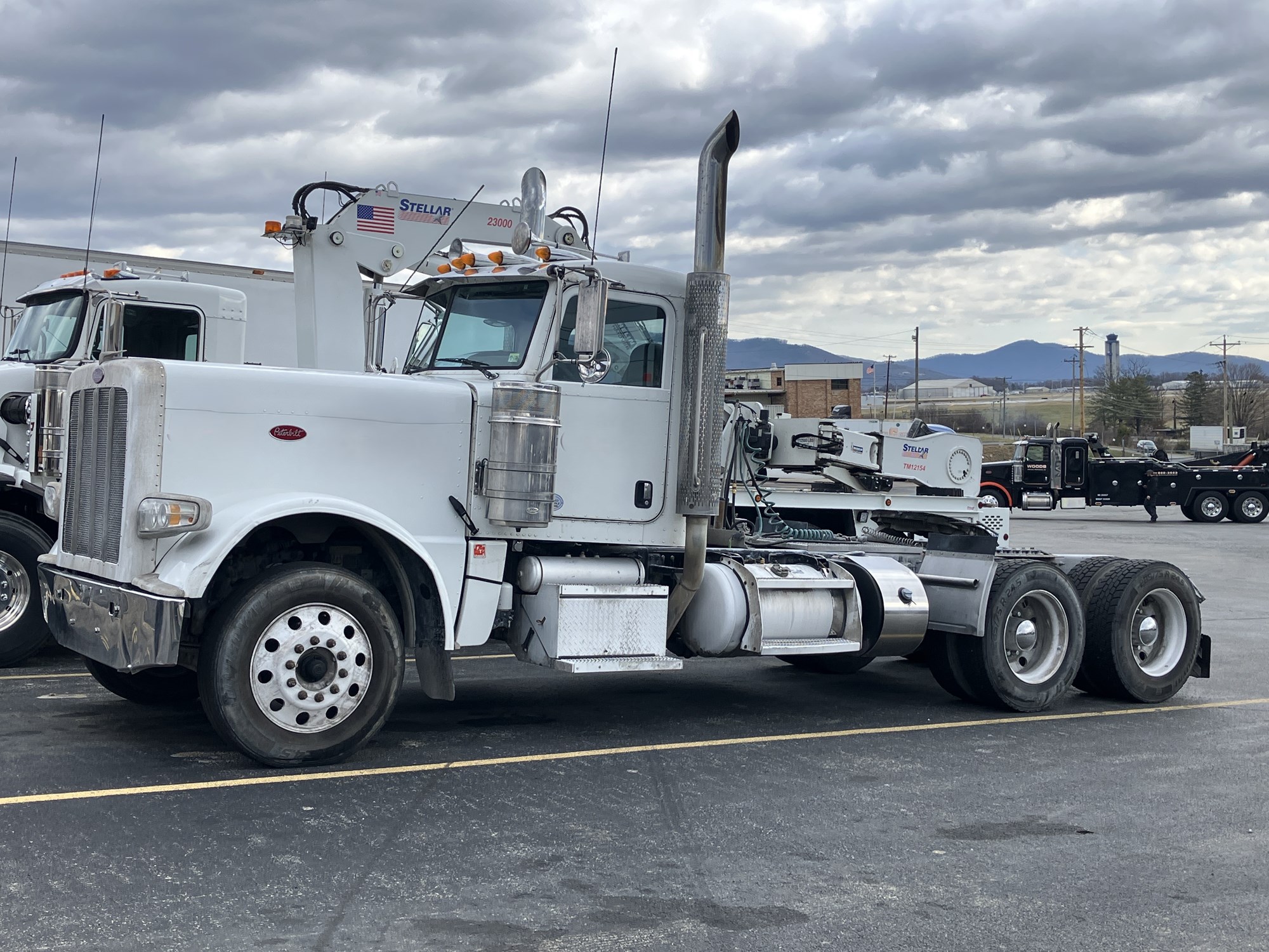 2020 Peterbilt 389 - image 1 of 5