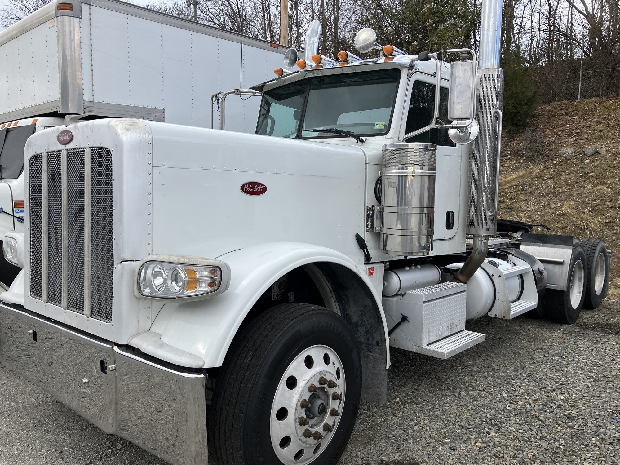 2020 Peterbilt 389 - image 1 of 5