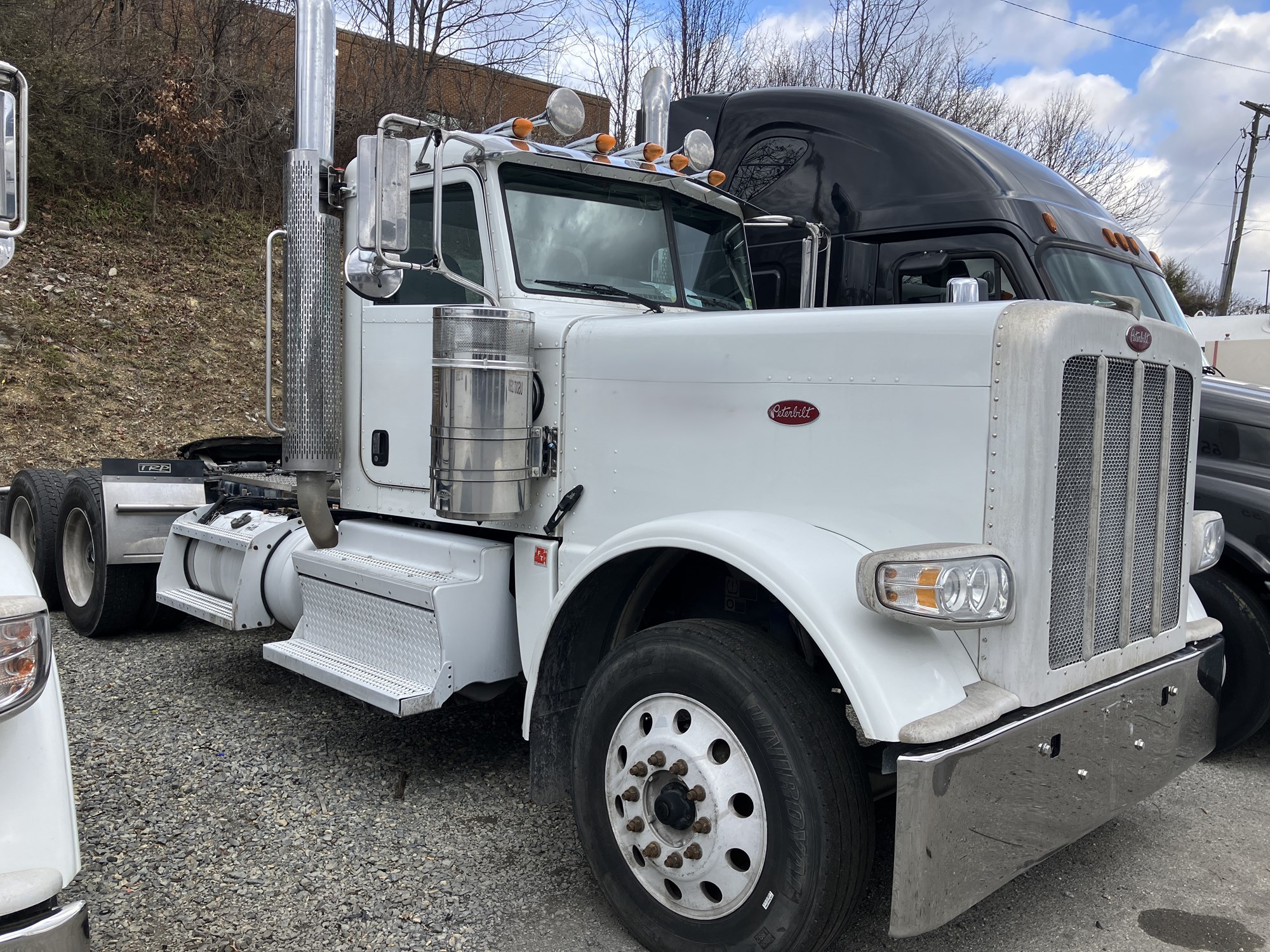 2020 Peterbilt 389 - image 1 of 5