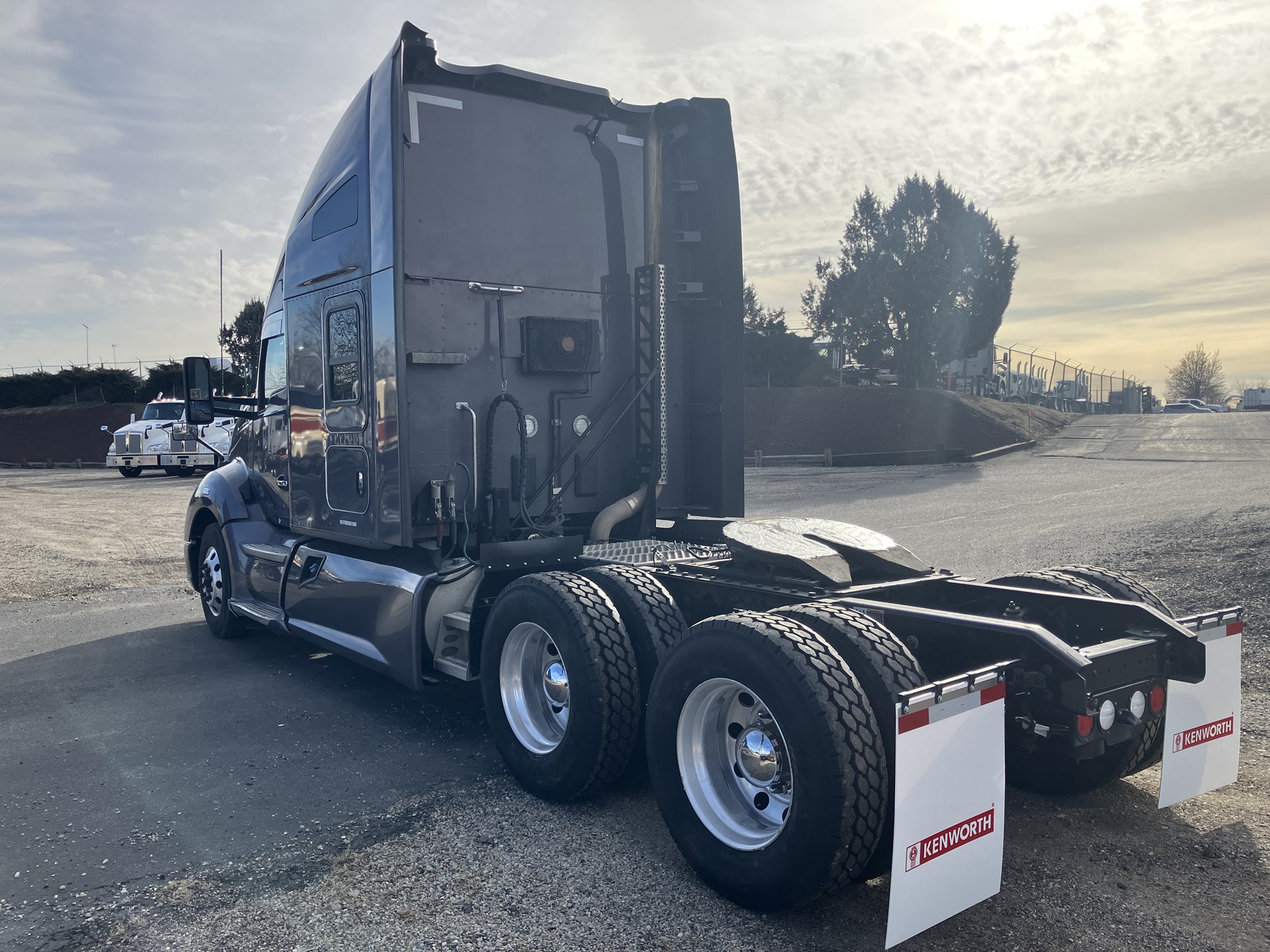 2020 Kenworth T680 - image 3 of 6