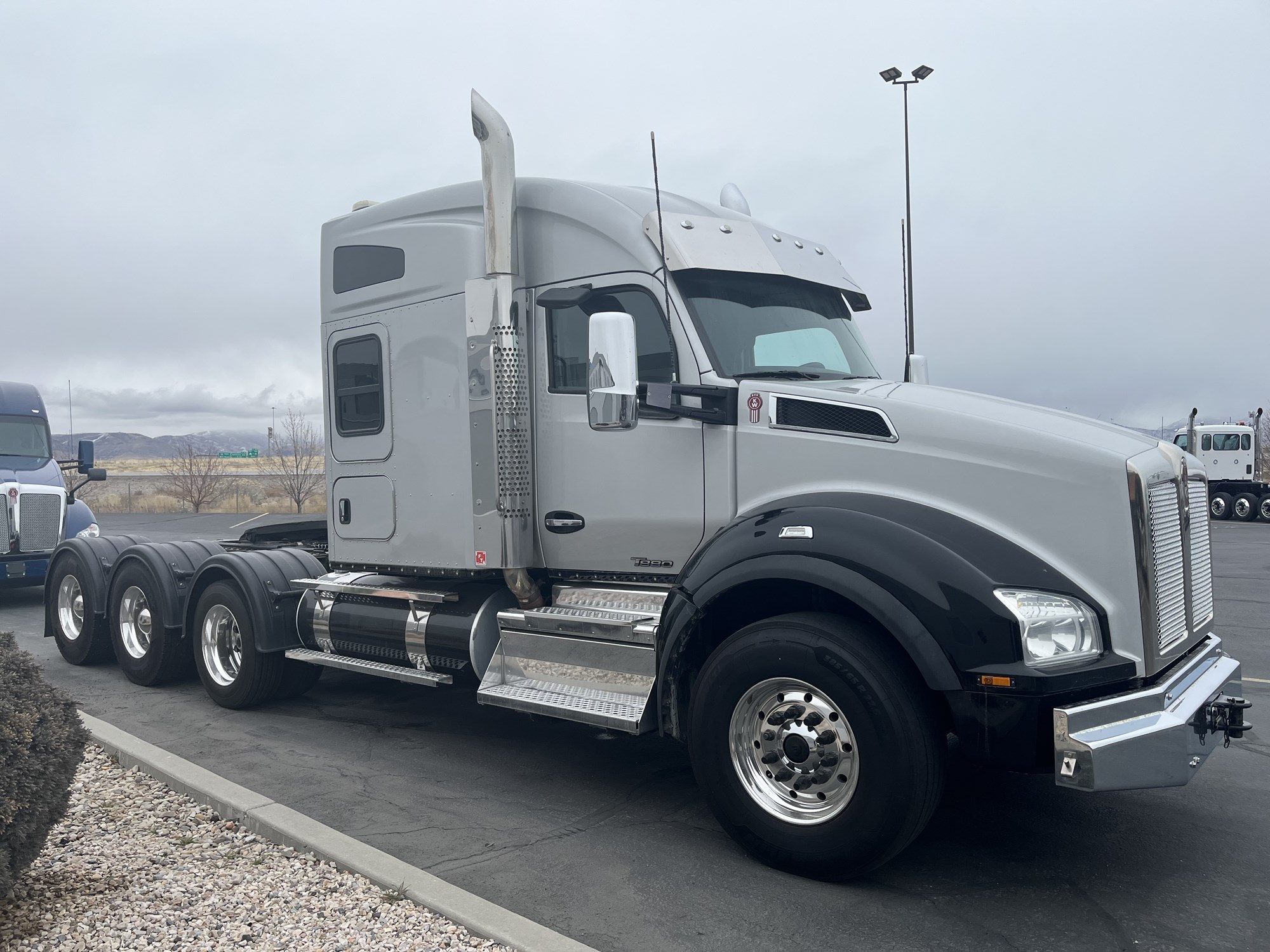 2020 Kenworth T880 - image 3 of 6